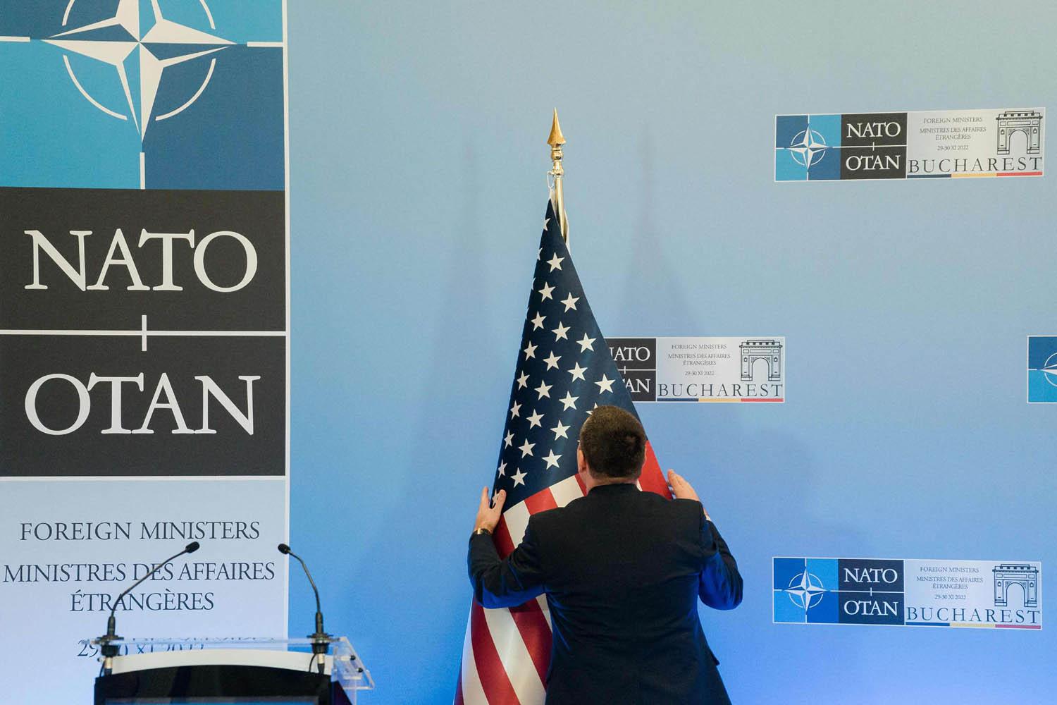 اعداد منصة المؤتمر الصحفي لحلف الناتو