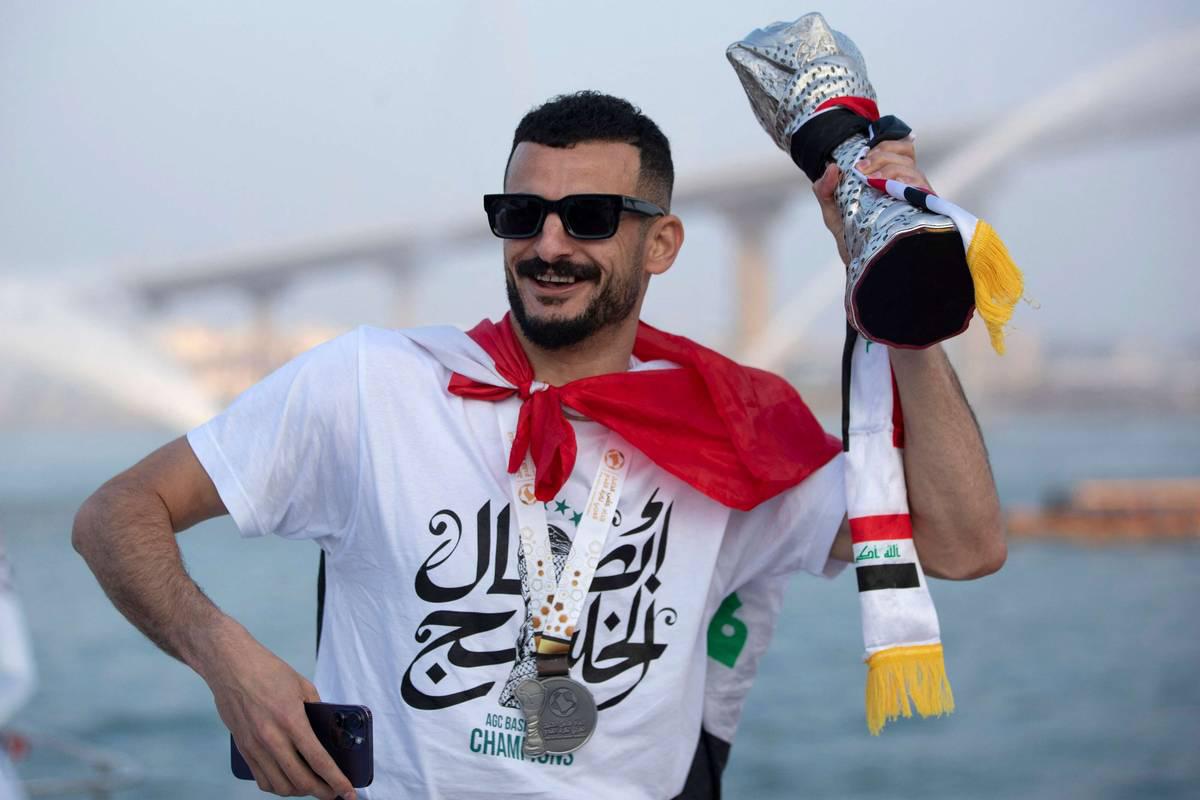 لاعب المنتخب العراقي أيمن حسين يحتفل بفوز خليجي 25