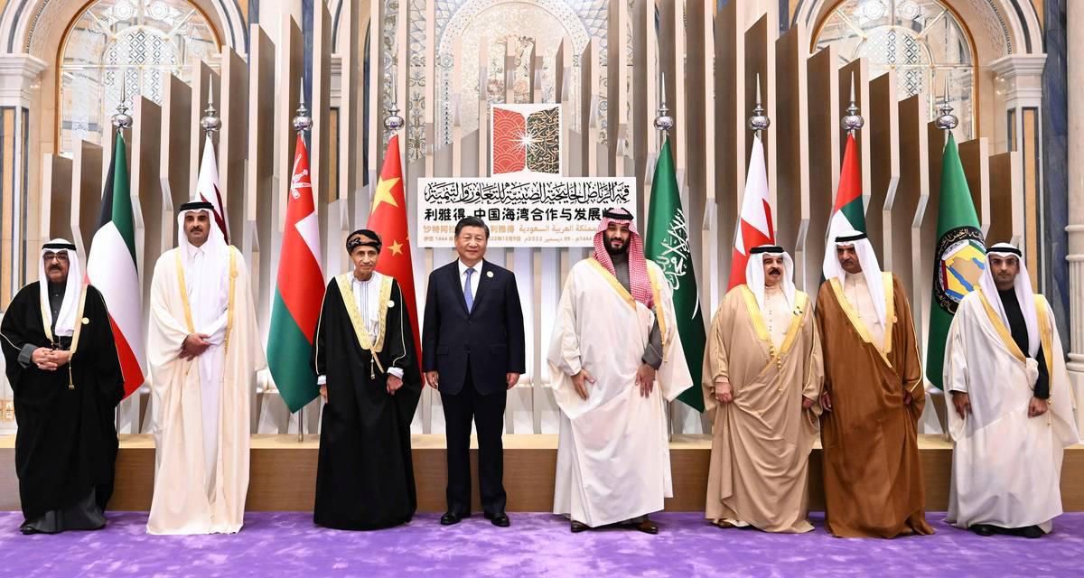 الرئيس الصيني شي جينبينغ يتوسط القادة الخليجيين في قمة الرياض