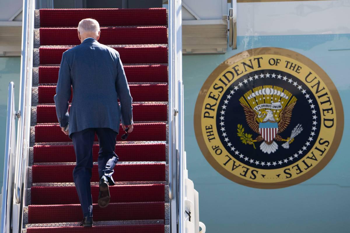 الرئيس الأميركي جو بايدن يصعد إلى طائرة الرئاسة