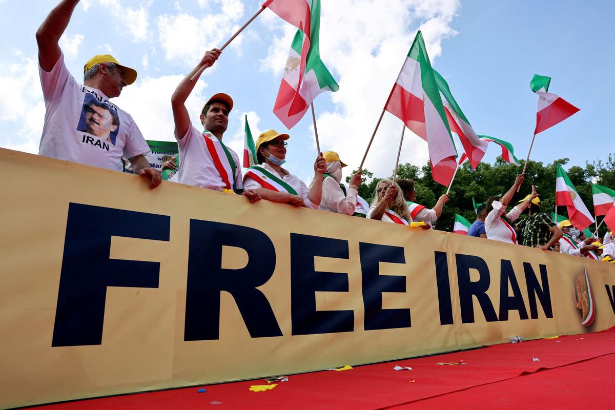 المعارضة الإيرانية في المنفى تتهم باريس بالرضوخ لضغوط طهران