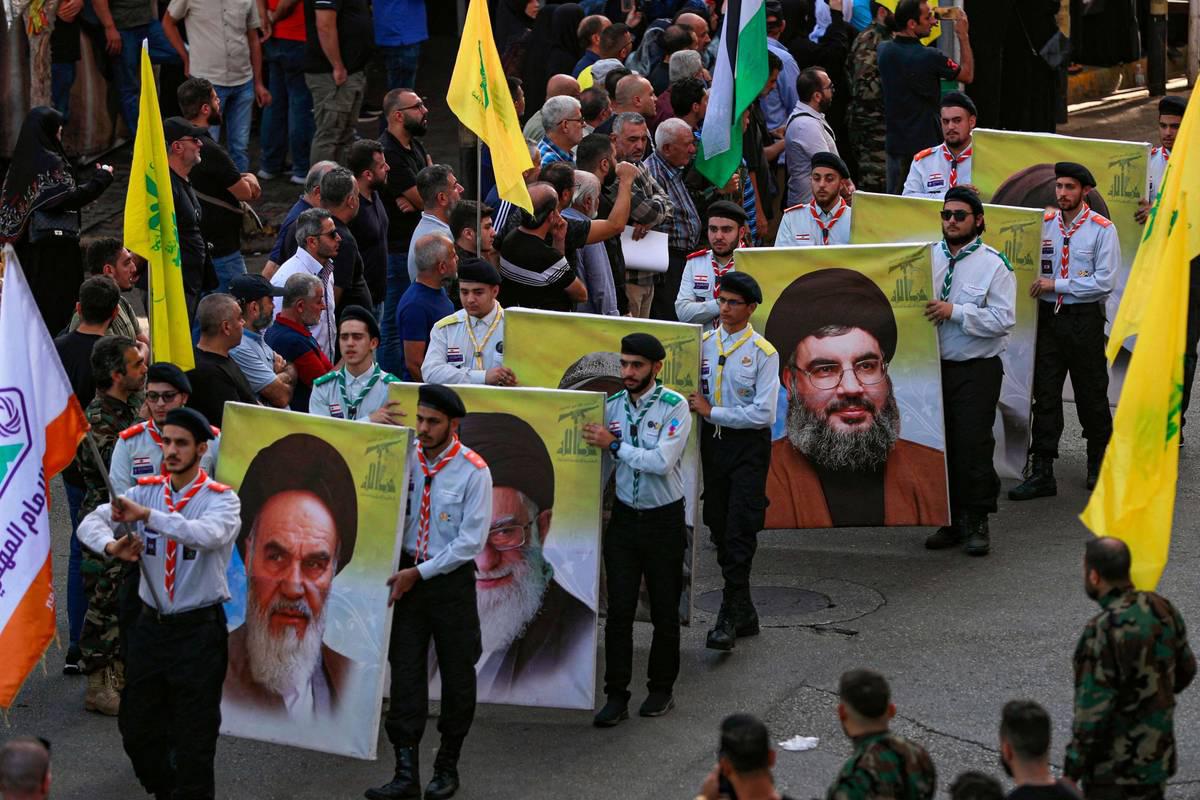 ناشطون في حزب الله يشيعون مقاتلا للحزب قتل في قصف إسرائيلي في جنوب لبنان