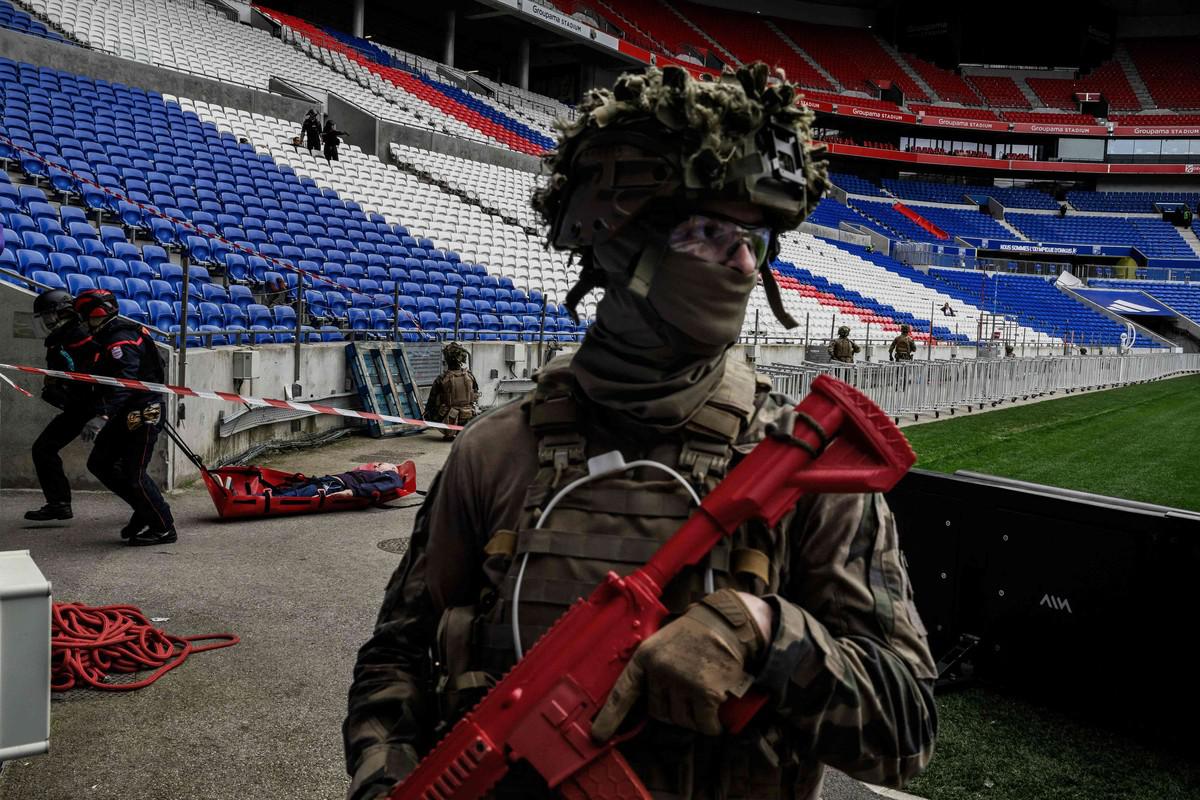 اجراءات أمنية مشددة في مباراة باريس سان جرمان وبرشلونة