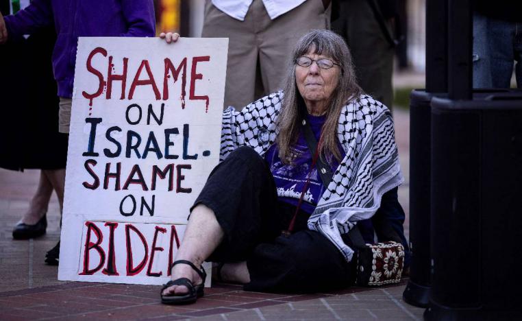 متظاهرة ضد حرب غزة في حرم جامعة جنوب كاليفورنيا
