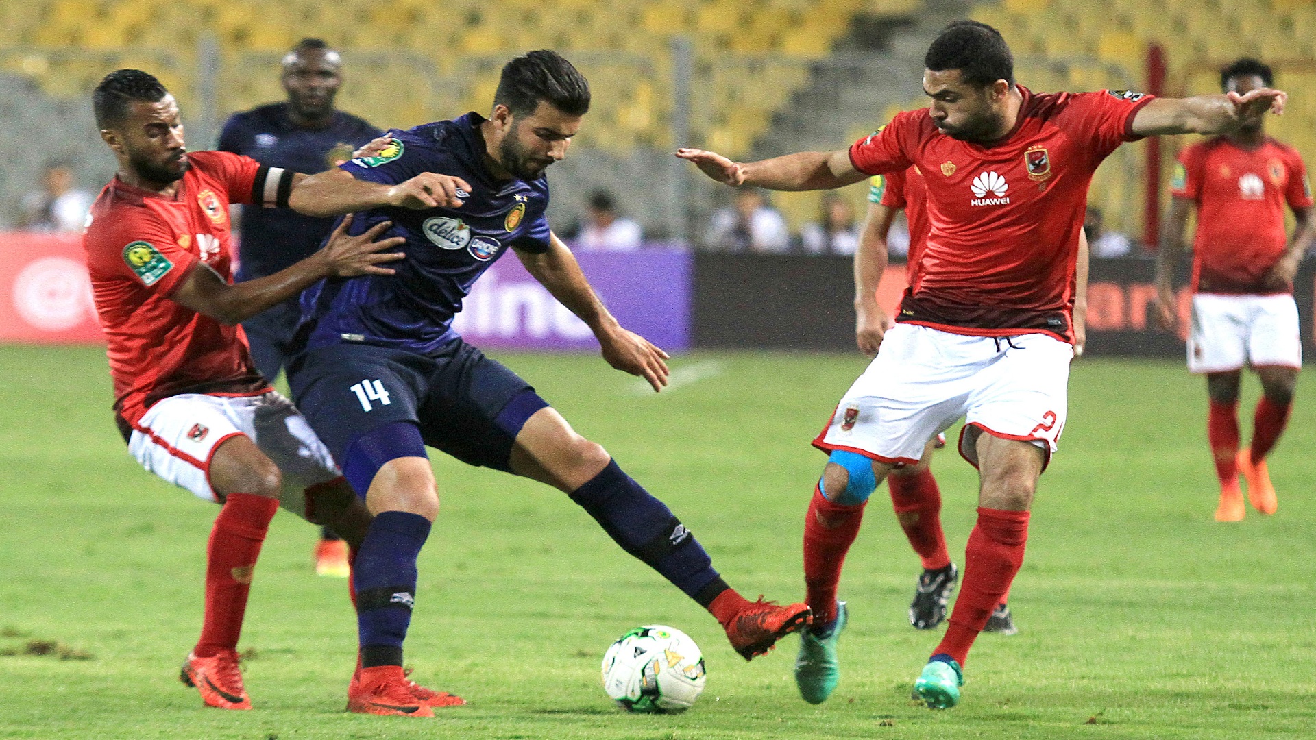 لاعب الاهلي يحاول الاستحواذ على الكرة