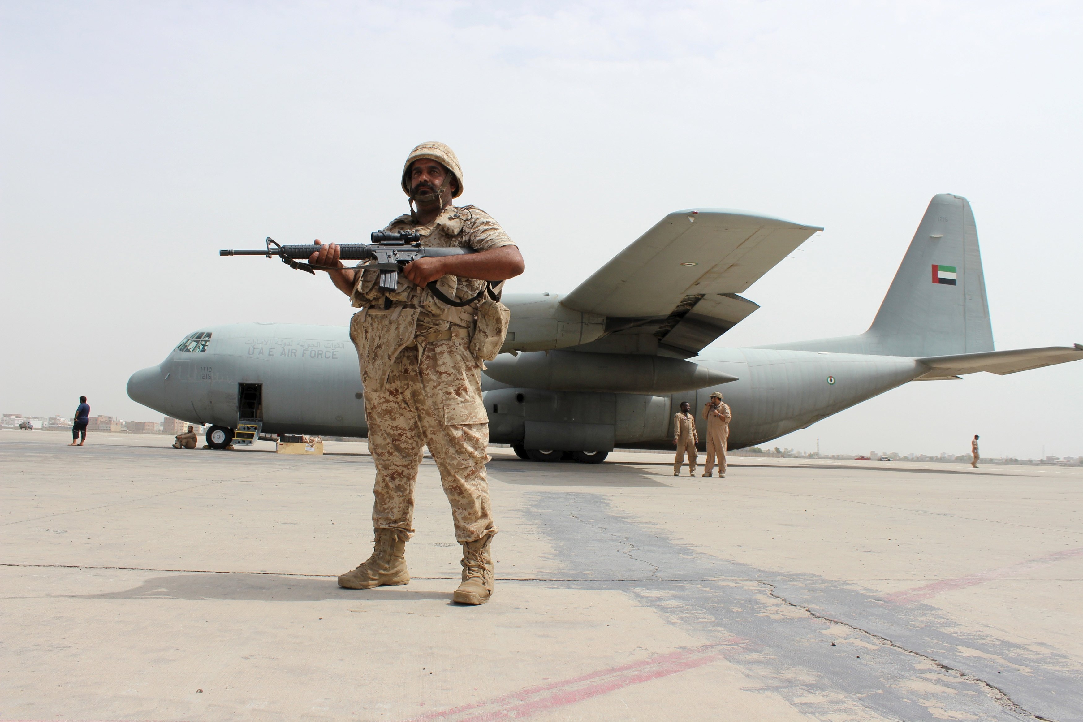 جندي إماراتي امام طائرة حربية في اليمن