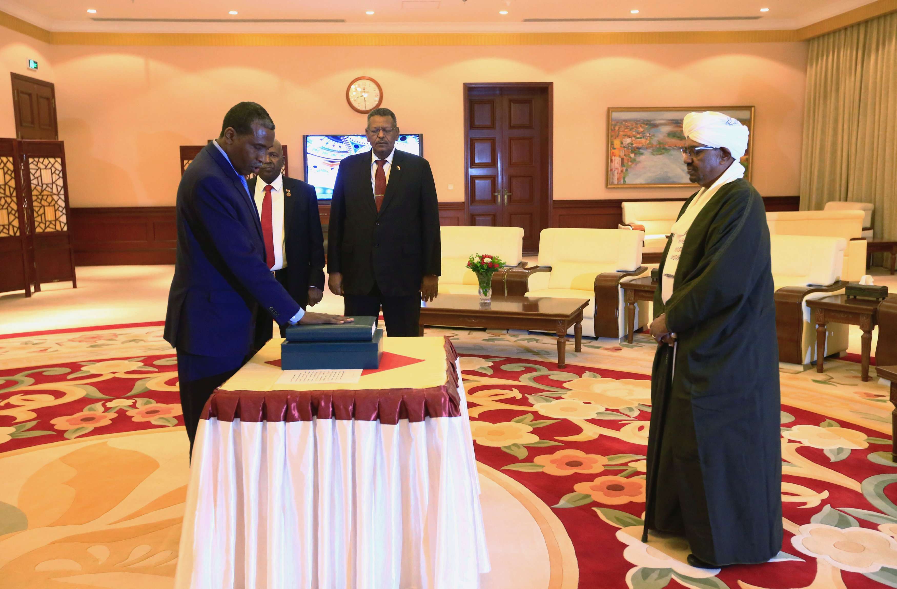 أزمات متعددة تؤرق البشير