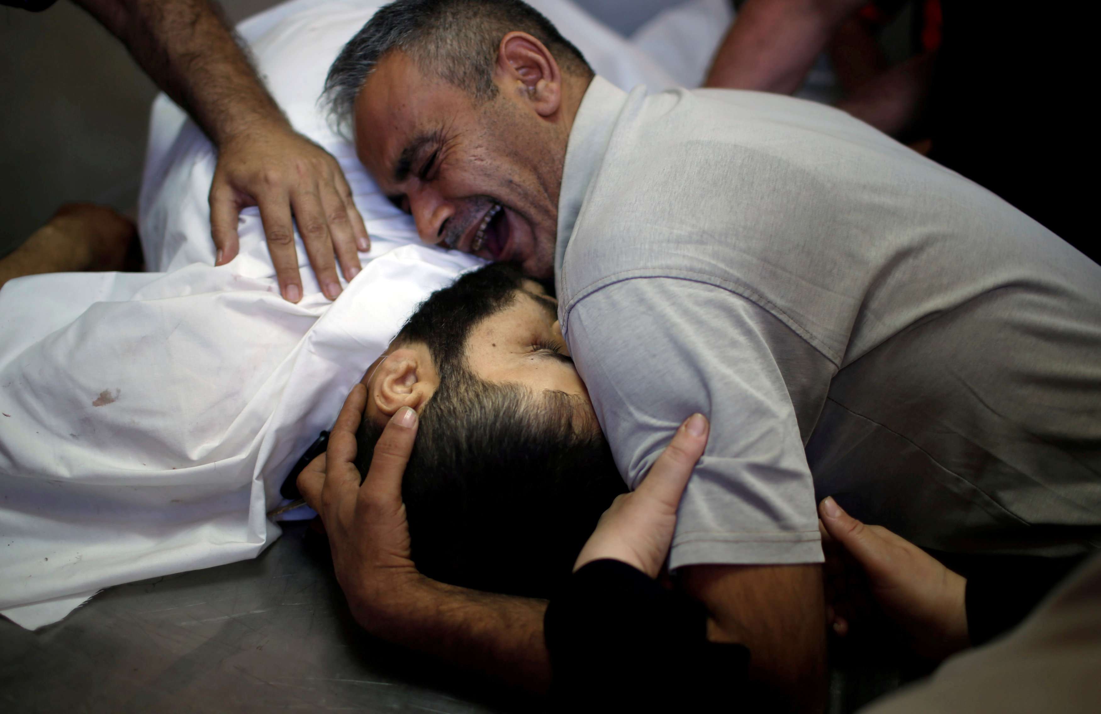 بكاء فلسطيني على مقتل ابنه بغزة