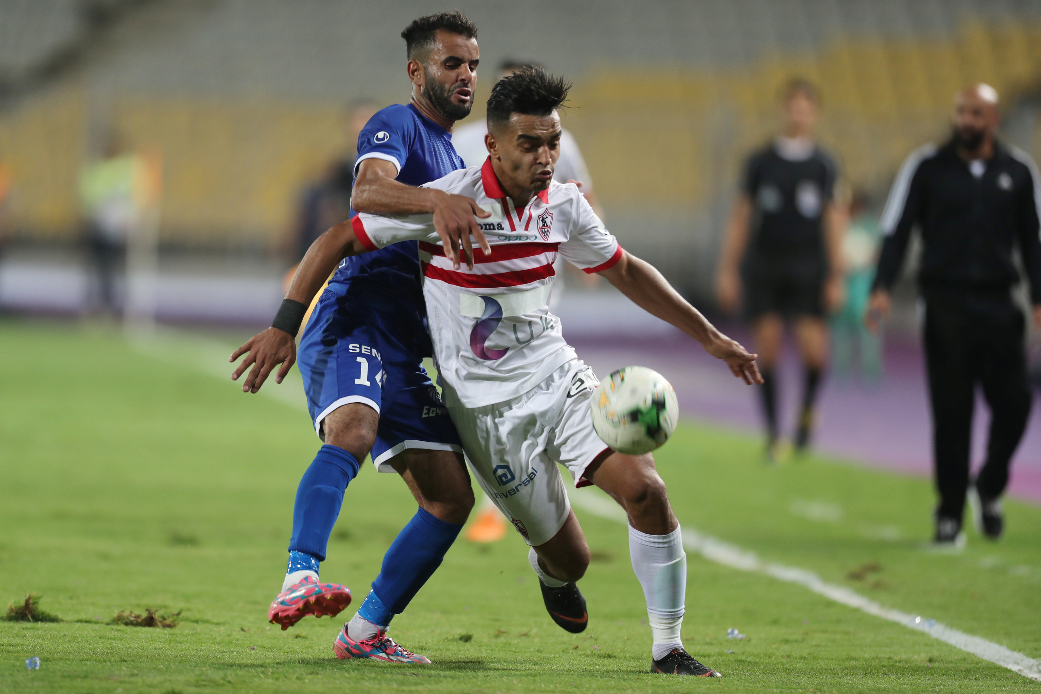 أحمد حمص من سموحة يحاول التصيق على يوسف اوباما من الزمالك