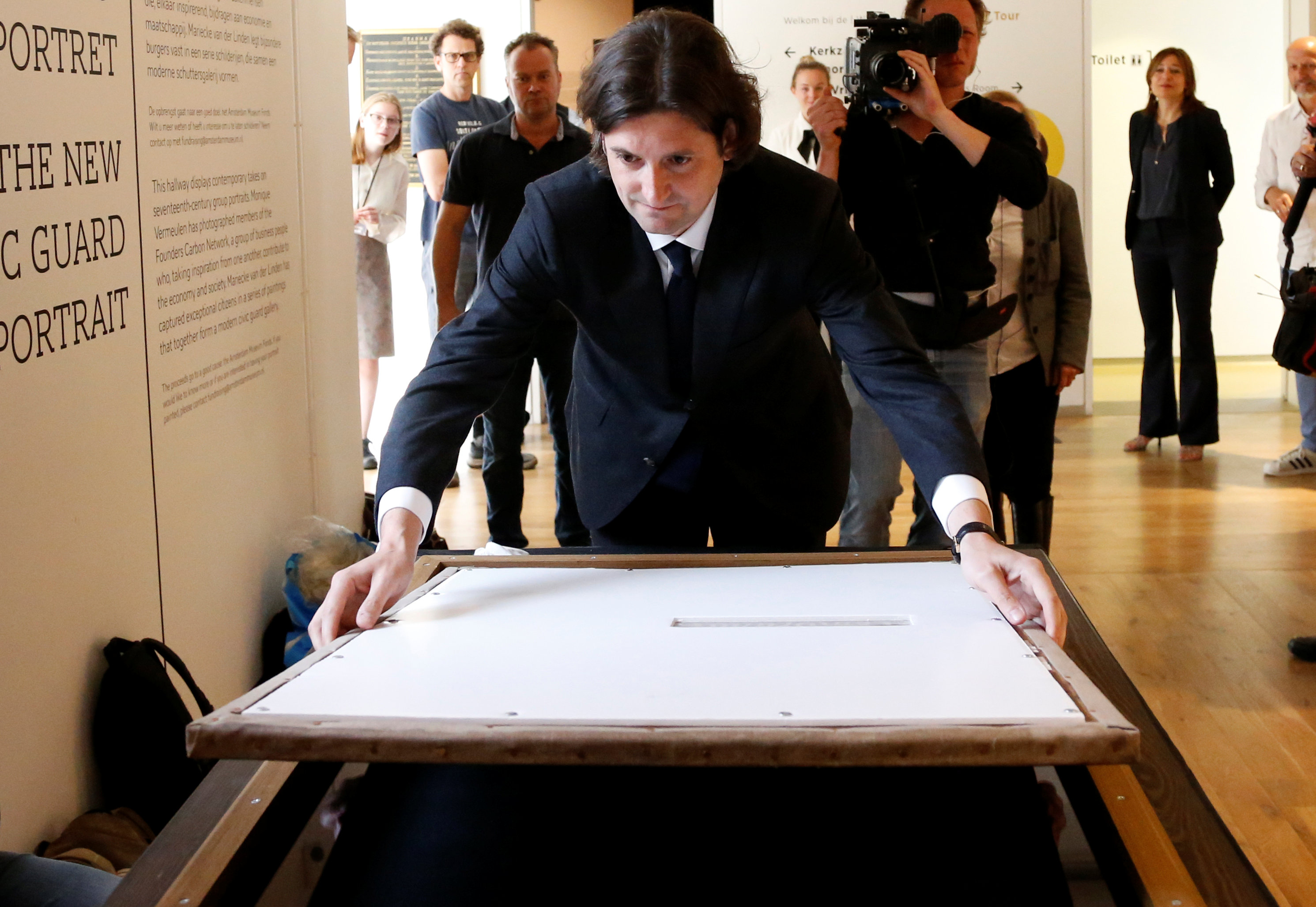 تاجر التحف الفنية الهولندي يان سيكس ينقل اللوحة
