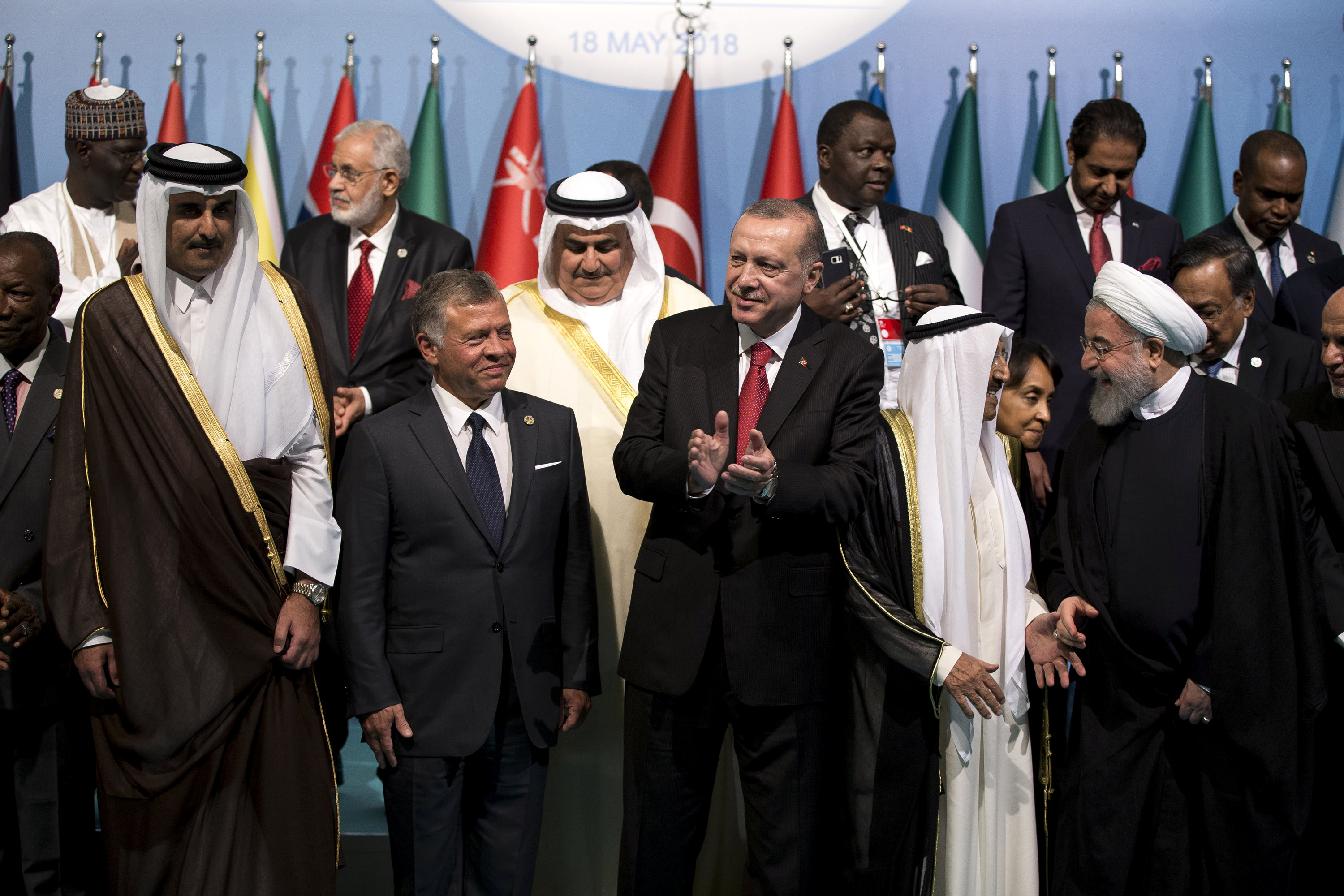 الرئيس التركي رجب طيب اردوغان يتوسط عدد من قادة العالم الاسلامي
