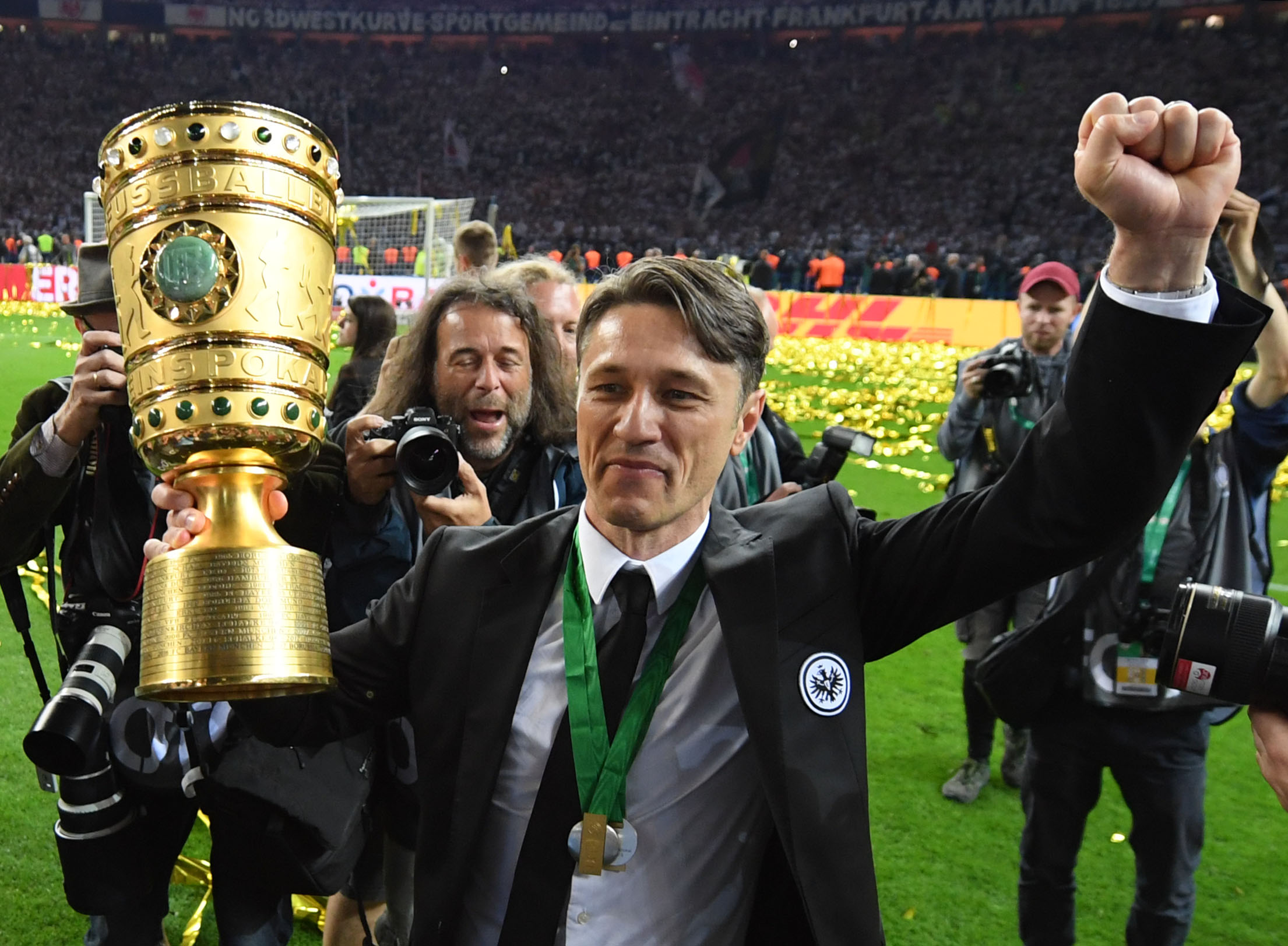   كوفاتش مدرب فرانكفورت يرفع كأس ألمانيا