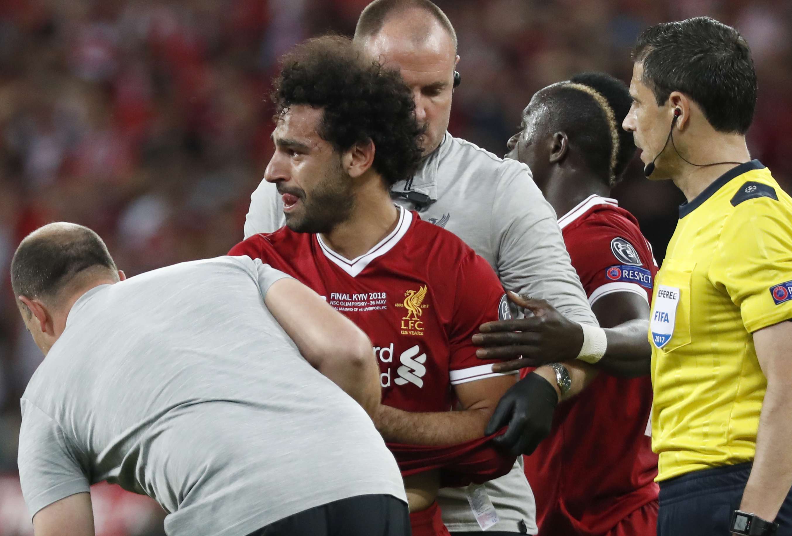 محمد صلاح يغادر الميدان بعد اصابته