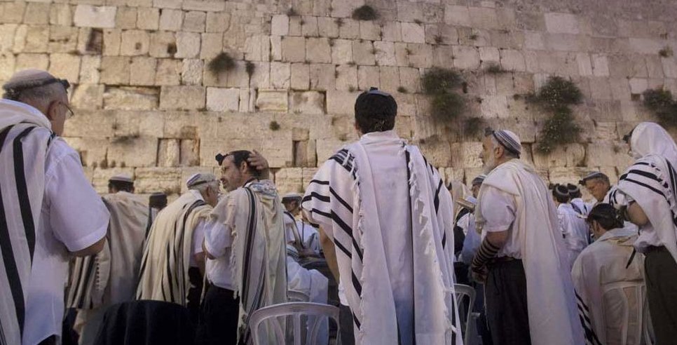 حاخامات أمام حائط المبكى