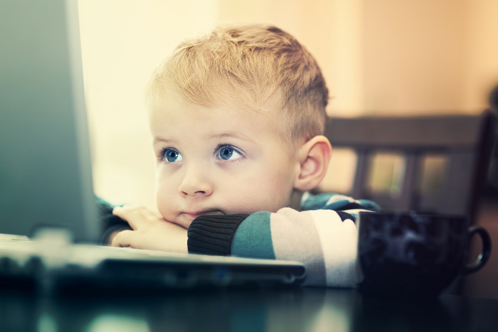 وصول الاطفال اللى الانترنت