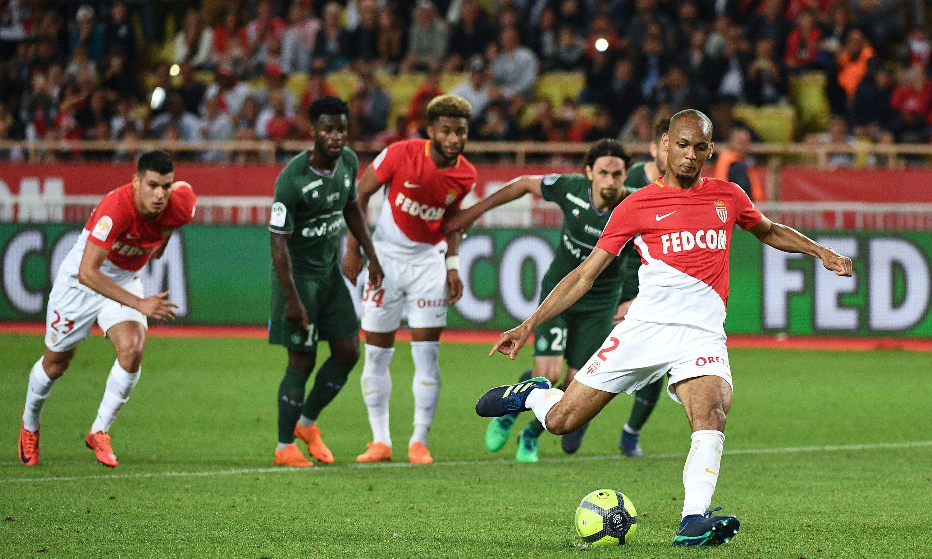 البرازيلي فابينيو يسجل هدف من ركلة جزاء في مرمى سانت إتيان في الوقت بدل الضائع