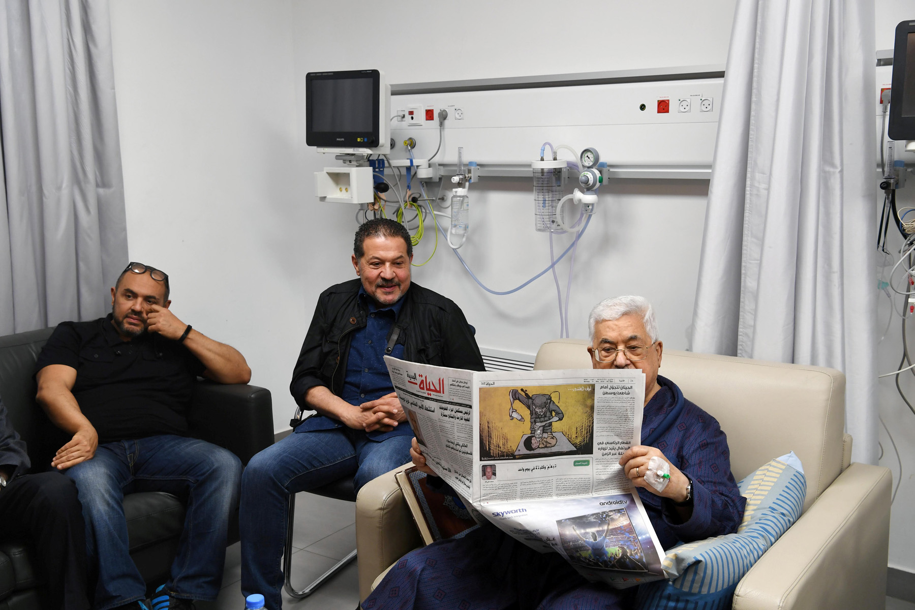 عباس لا يغادر المستشفى مع تضارب الأنباء حول صحته
