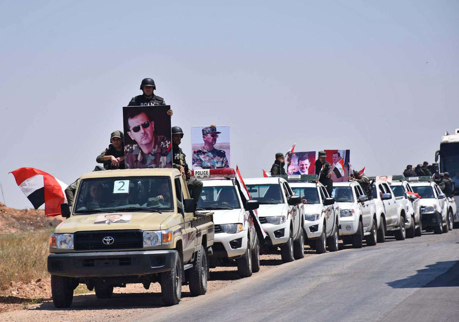 قافلة من قوات الأمن السوري تدخل منطقة كانت خاضعة لسيطرة الجماعات الاسلامية