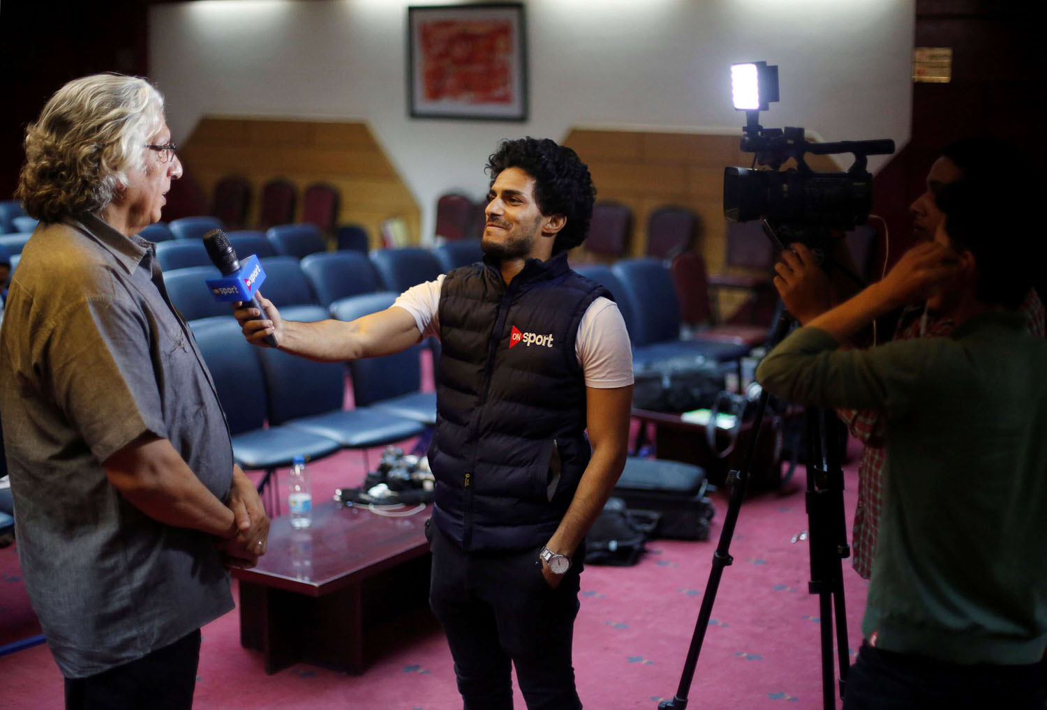 صحفي مصري يجري مقابلة في نقابة الصحفيين المصريين