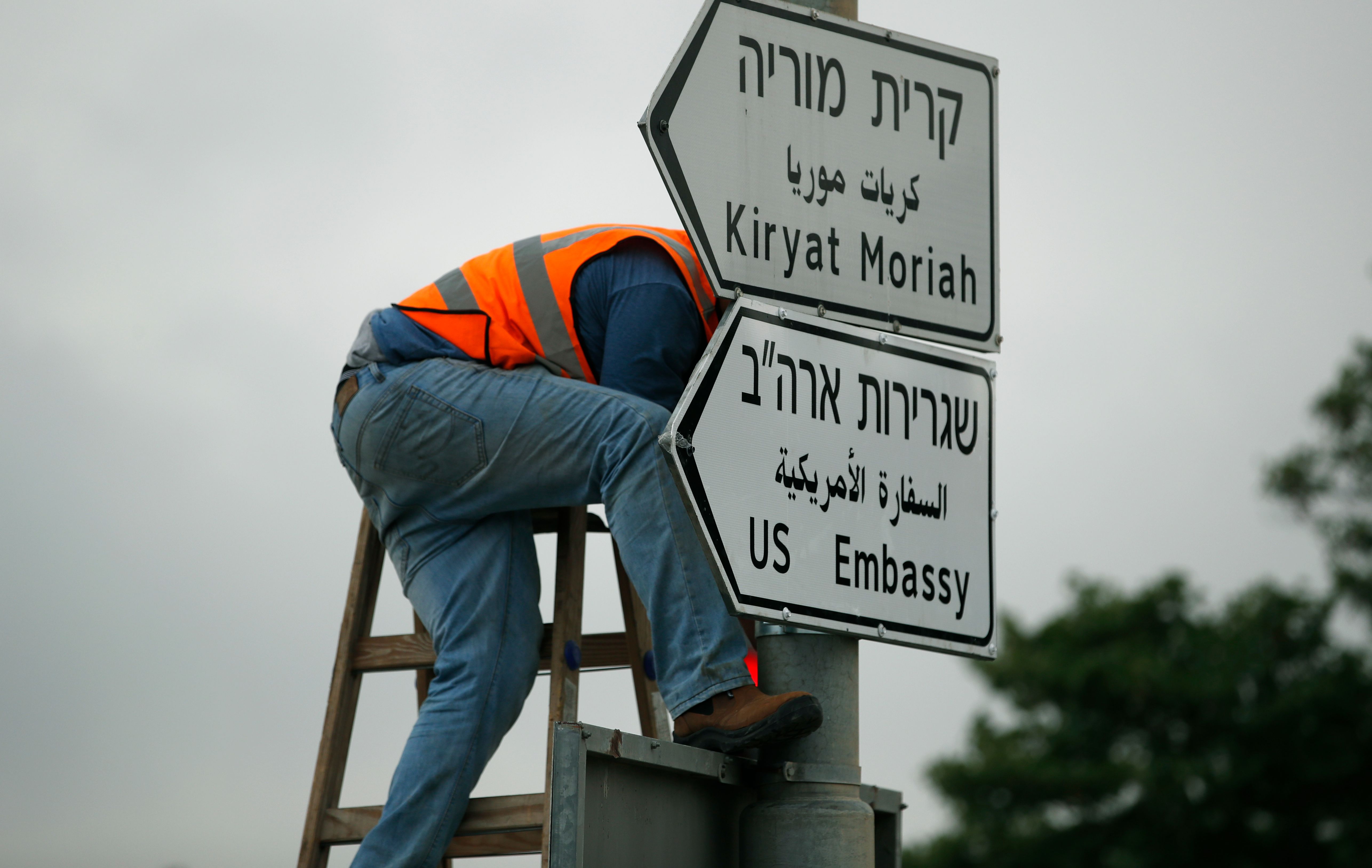 لافتات تدل على موقع السفارة الأميركية في القدس