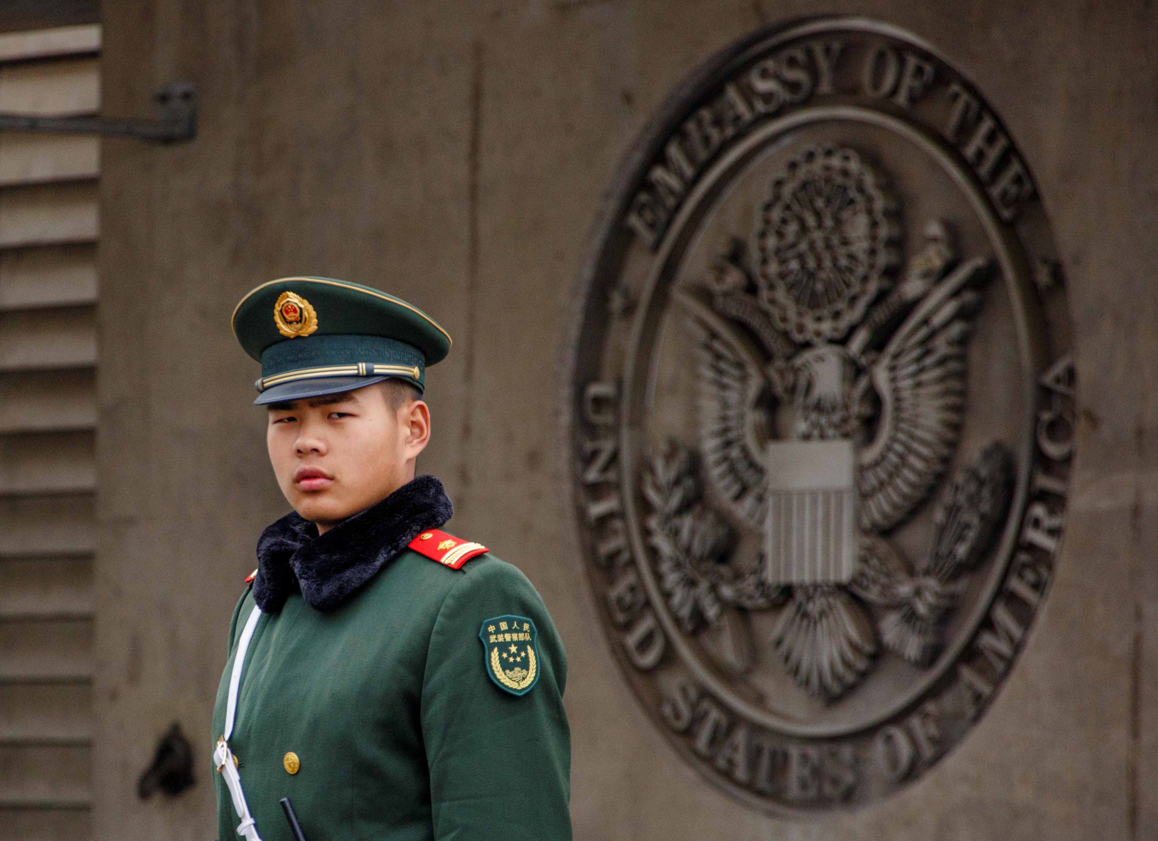 شرطي صيني يحكي السفارة الاميركية ببكين