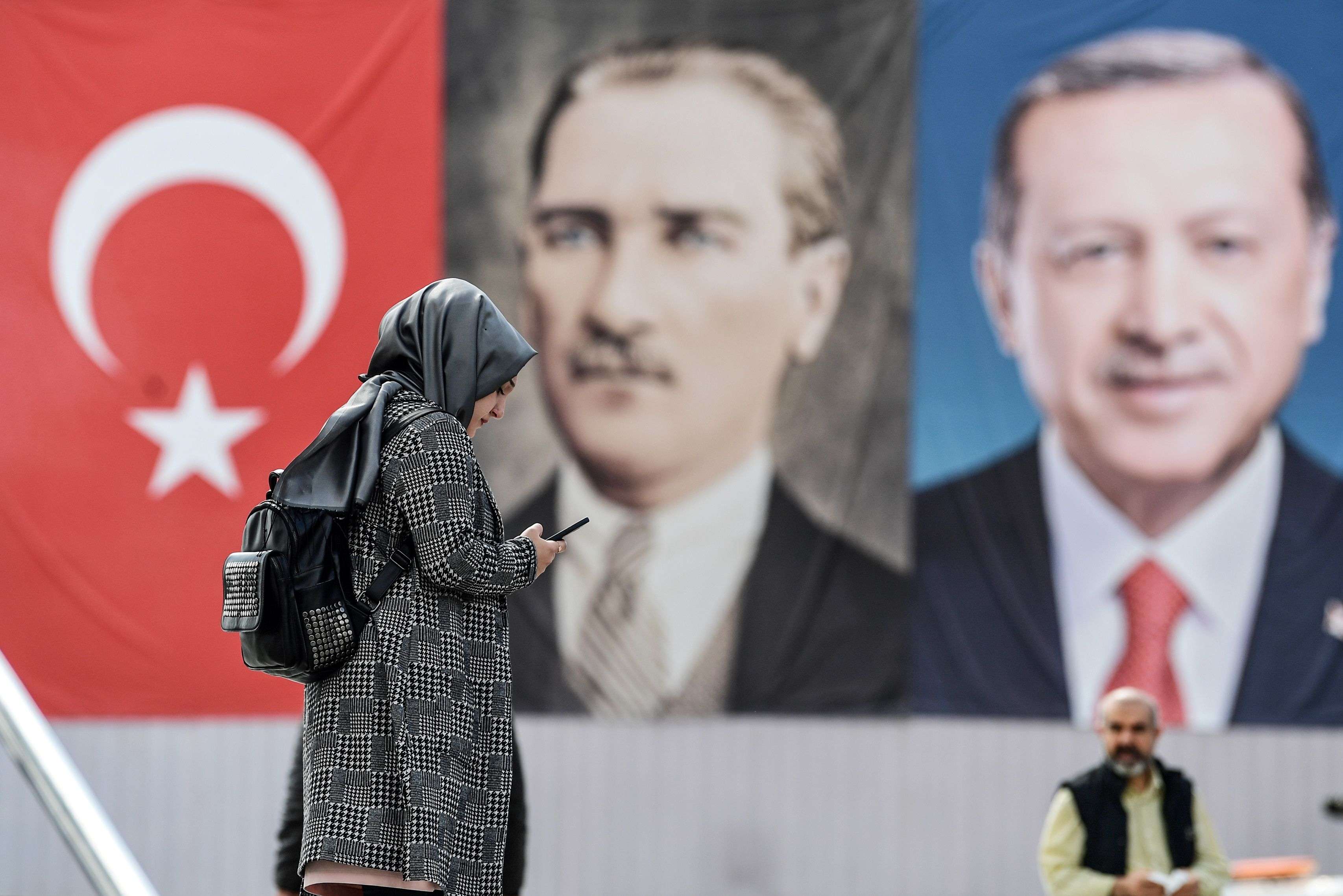 تركية تمر بالقرب من ملصق ترويجي لحملة أردوغان الانتخابية