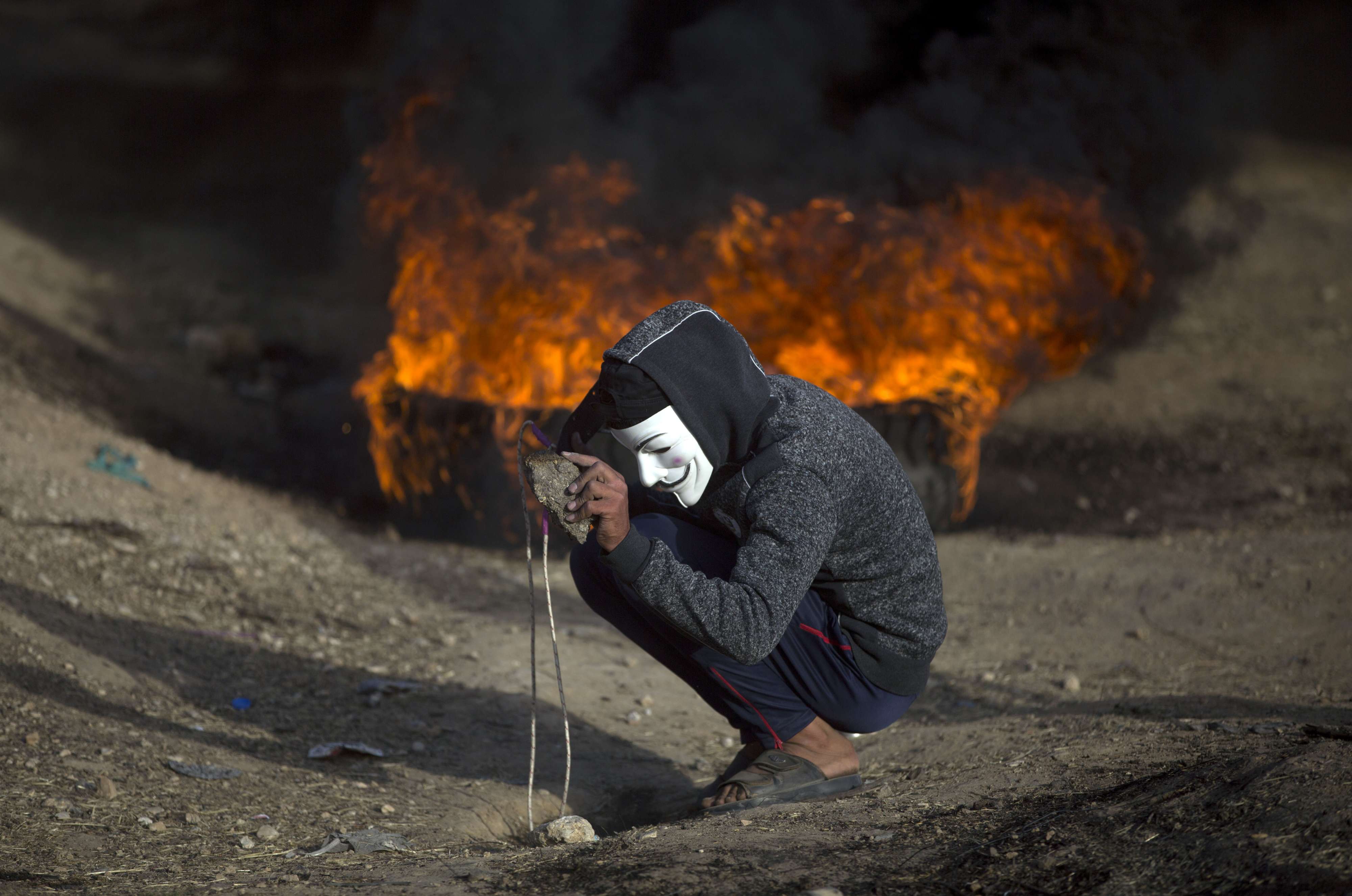 طفل فلسطيني يتظاهر على الحدود بين غزة وإسرائيل