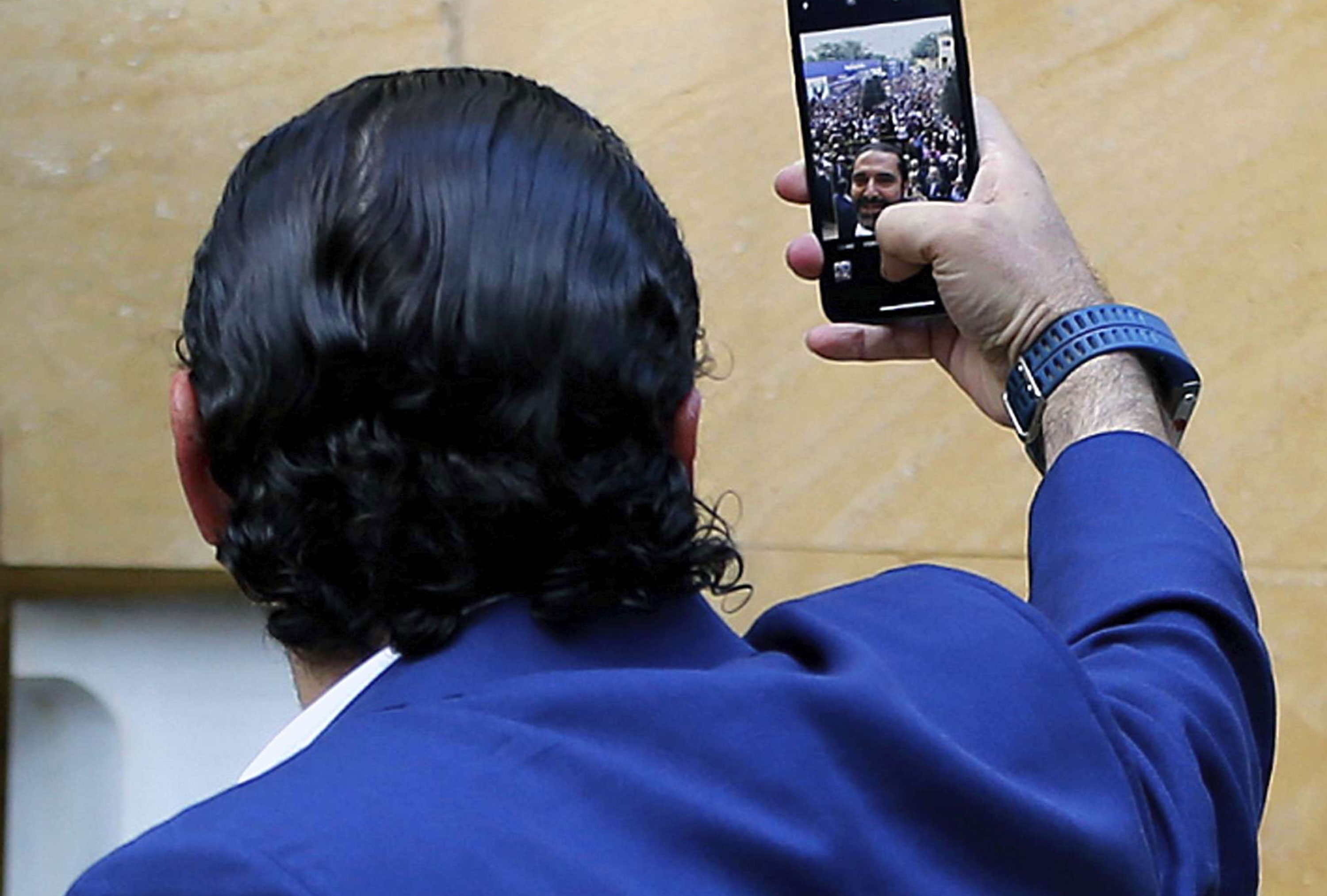 سعد الحريري يأخذ صورة سلفي مع مؤيديه