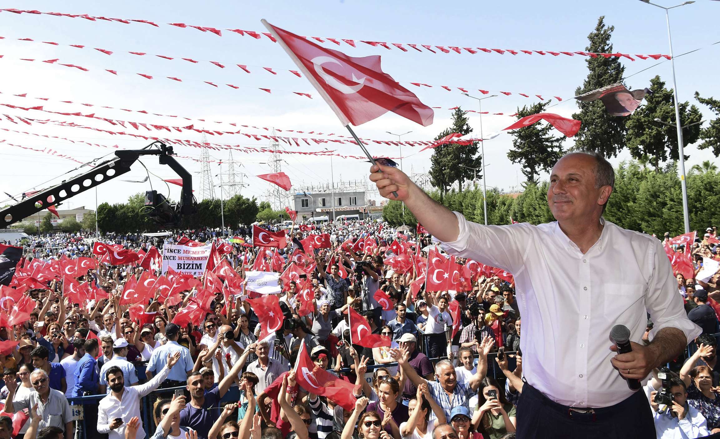 محرم انجيه رئيس الحزب الجمهوري في تركيا يلوح بعلم لمناصريه