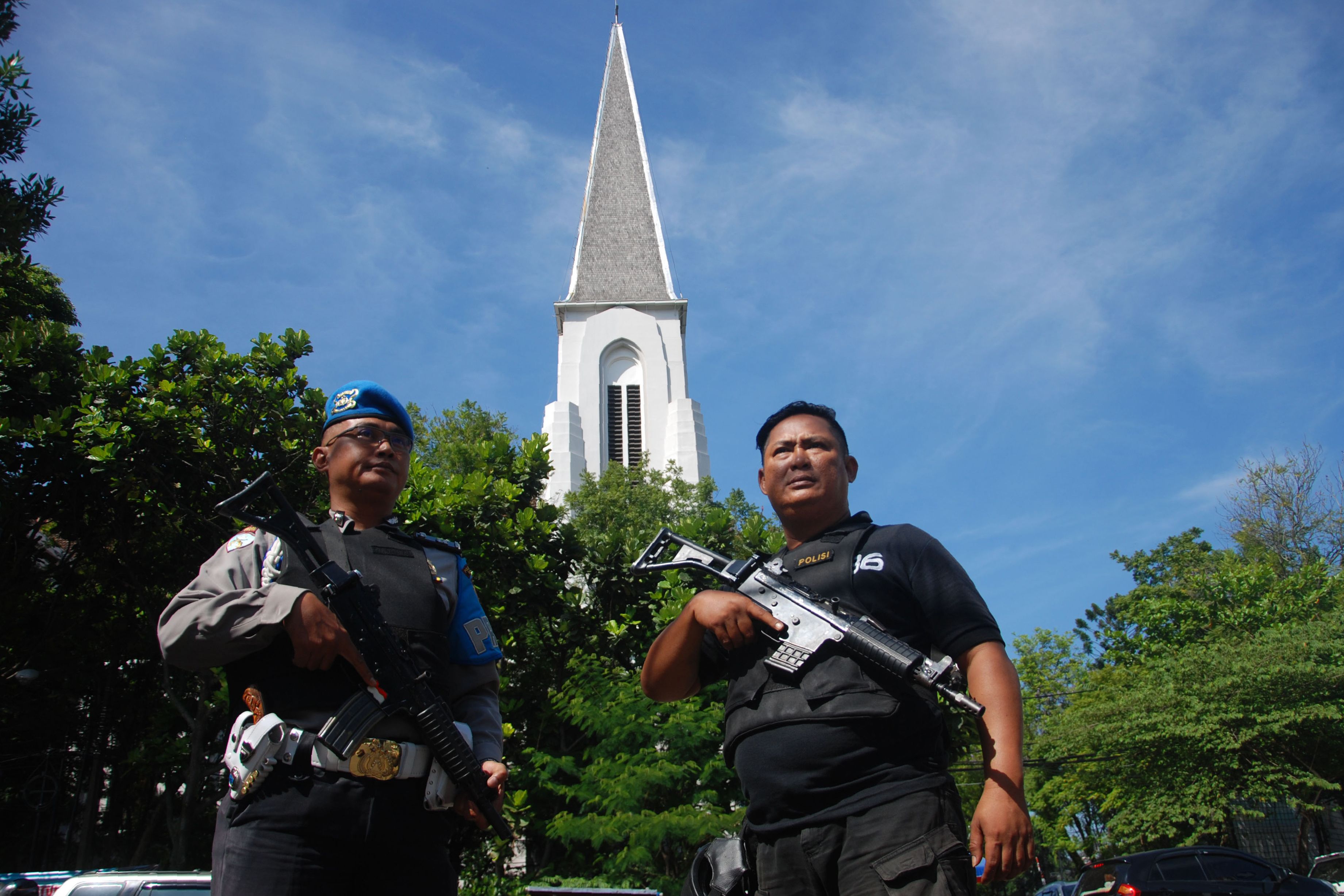 هجمات انتحارية دموية على ثلاث كنائس في اندونيسيا