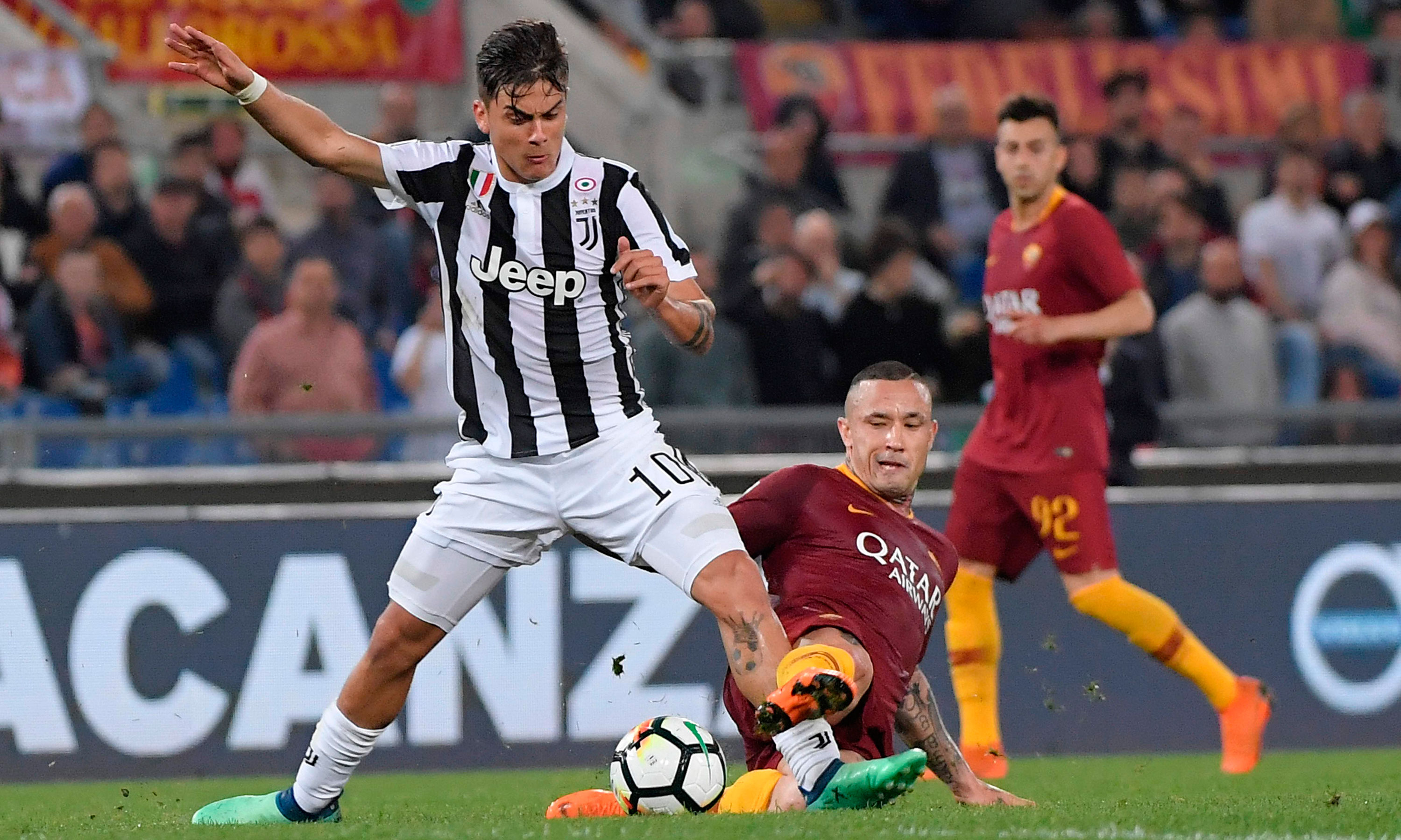 نينغغولان لاعب خط وسط روما يحارب من أجل الكرة مع ديبالبا مهاجم يوفنتوس