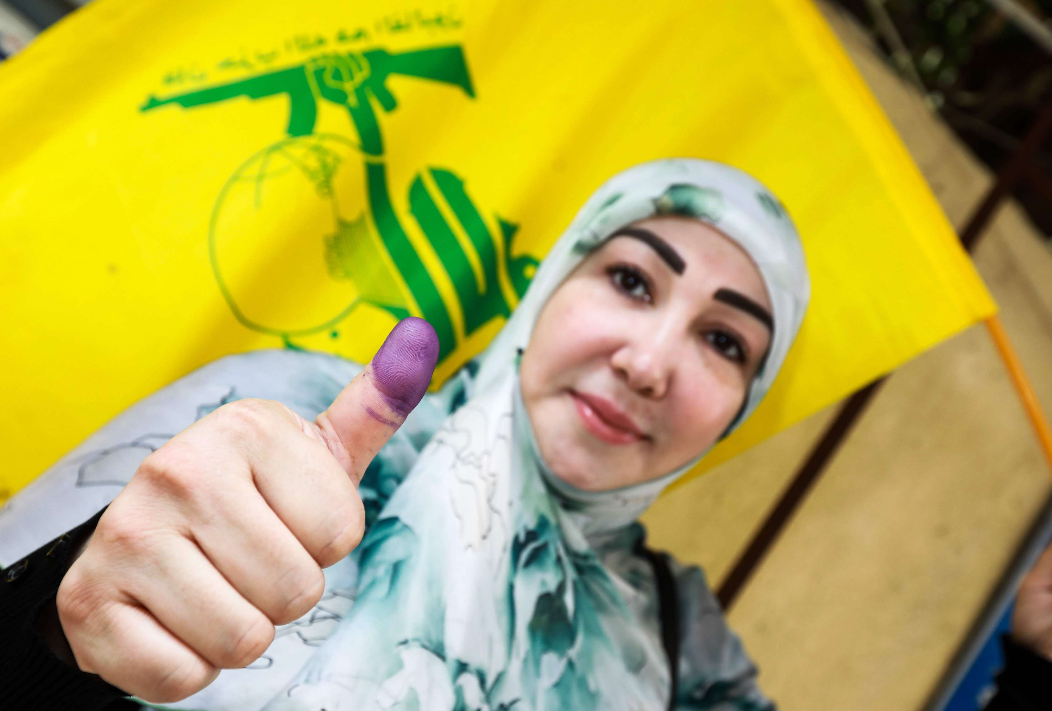 ناشطو حزب الله يقترعون