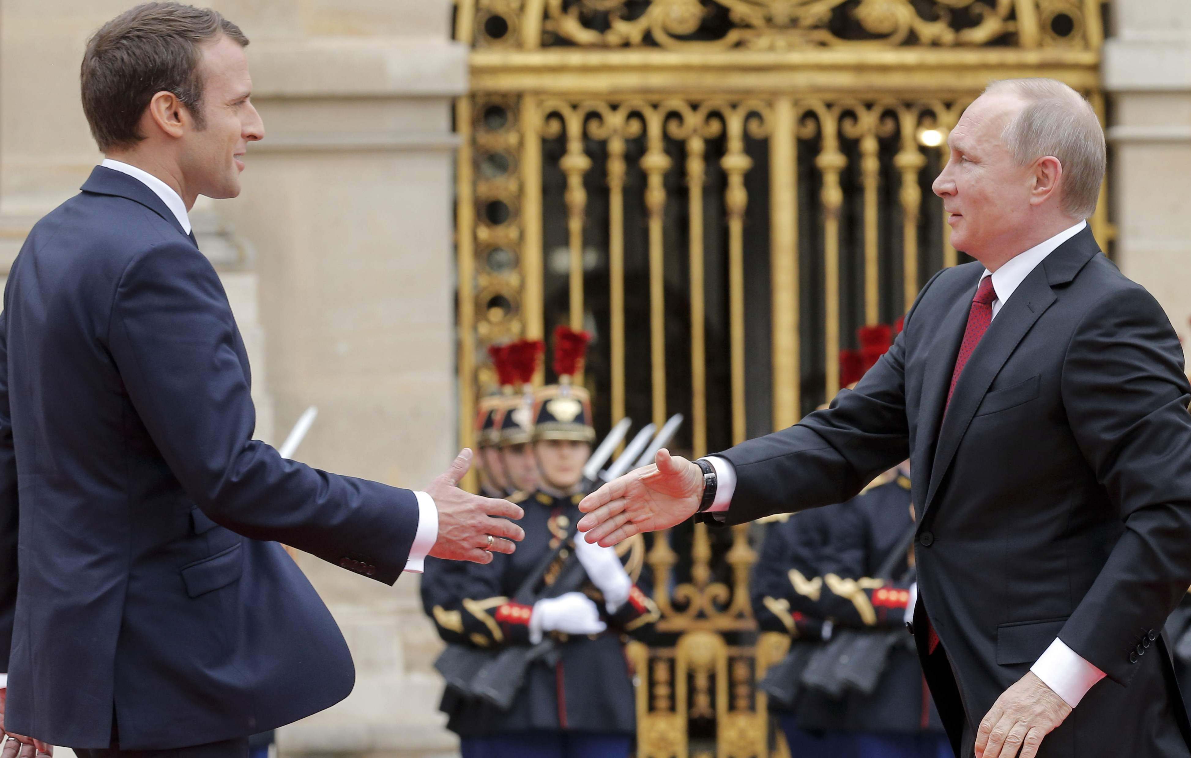 الرئيس الروسي فلاديمير بوتين والرئيس الفرنسي امانويل ماكرون