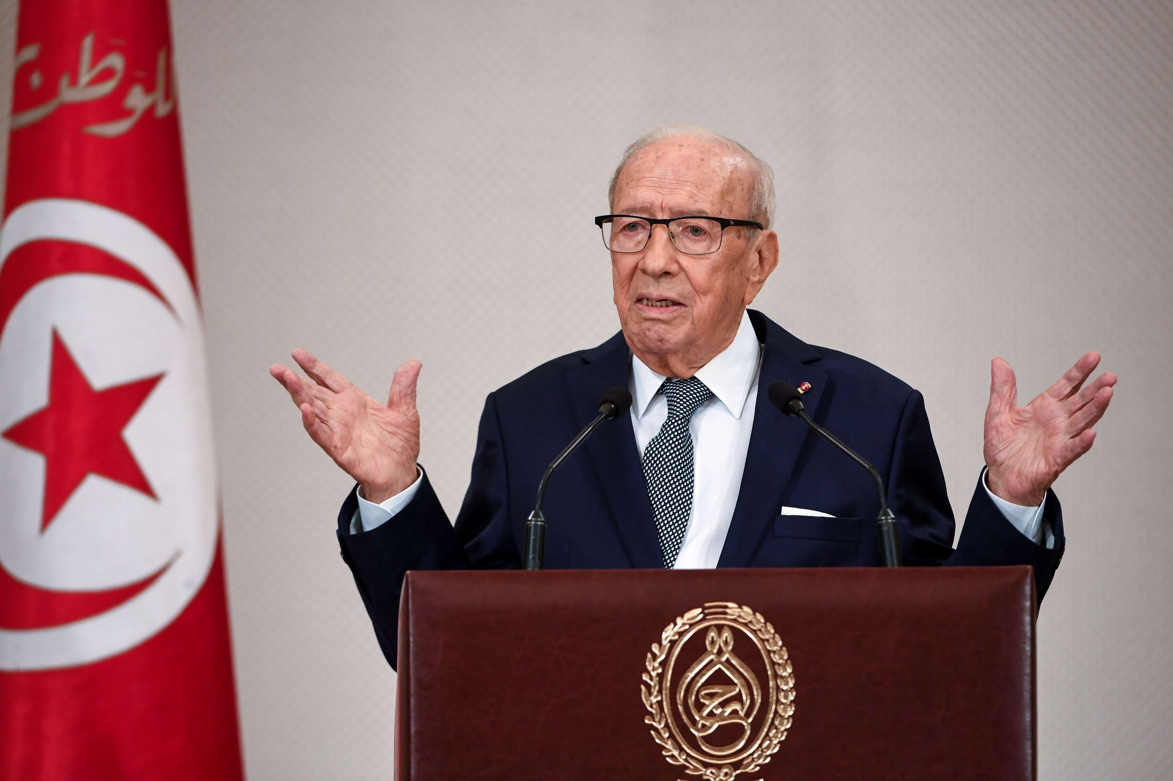 الرئيس التونسي الباجي قائد السبسي في اجتماع قصر قرطاج