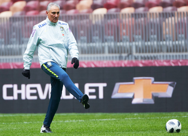 المدرب تيتي خلال حصة تدريبيه لمنتخب البرازيل قبل اللقاء الودي مع روسيا