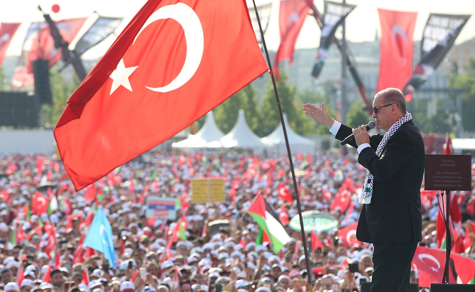 الرئيس التركي رجب طيب اردوغان يخاطب أنصاره