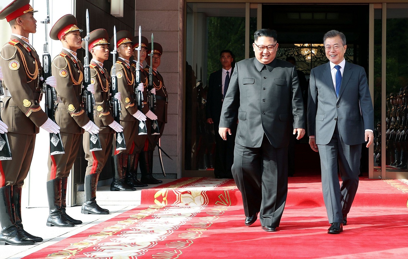 زعيما الكوريتين كيم جونغ-اون ومون جاي-إن 