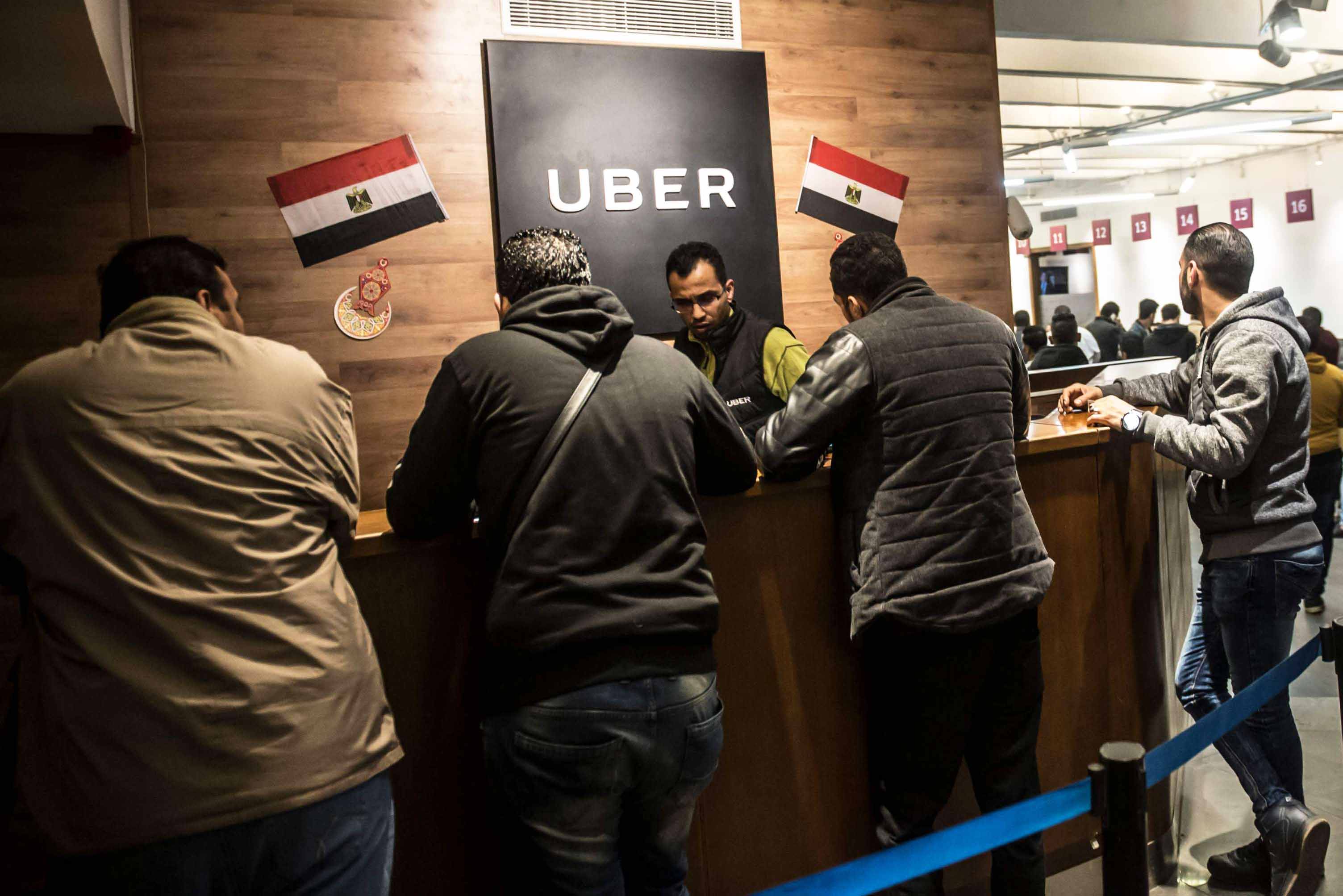 سائقون عاملون في أوبر يلتقون مساعدين في المقر الرئيسي للشركة في العاصمة المصرية القاهرة