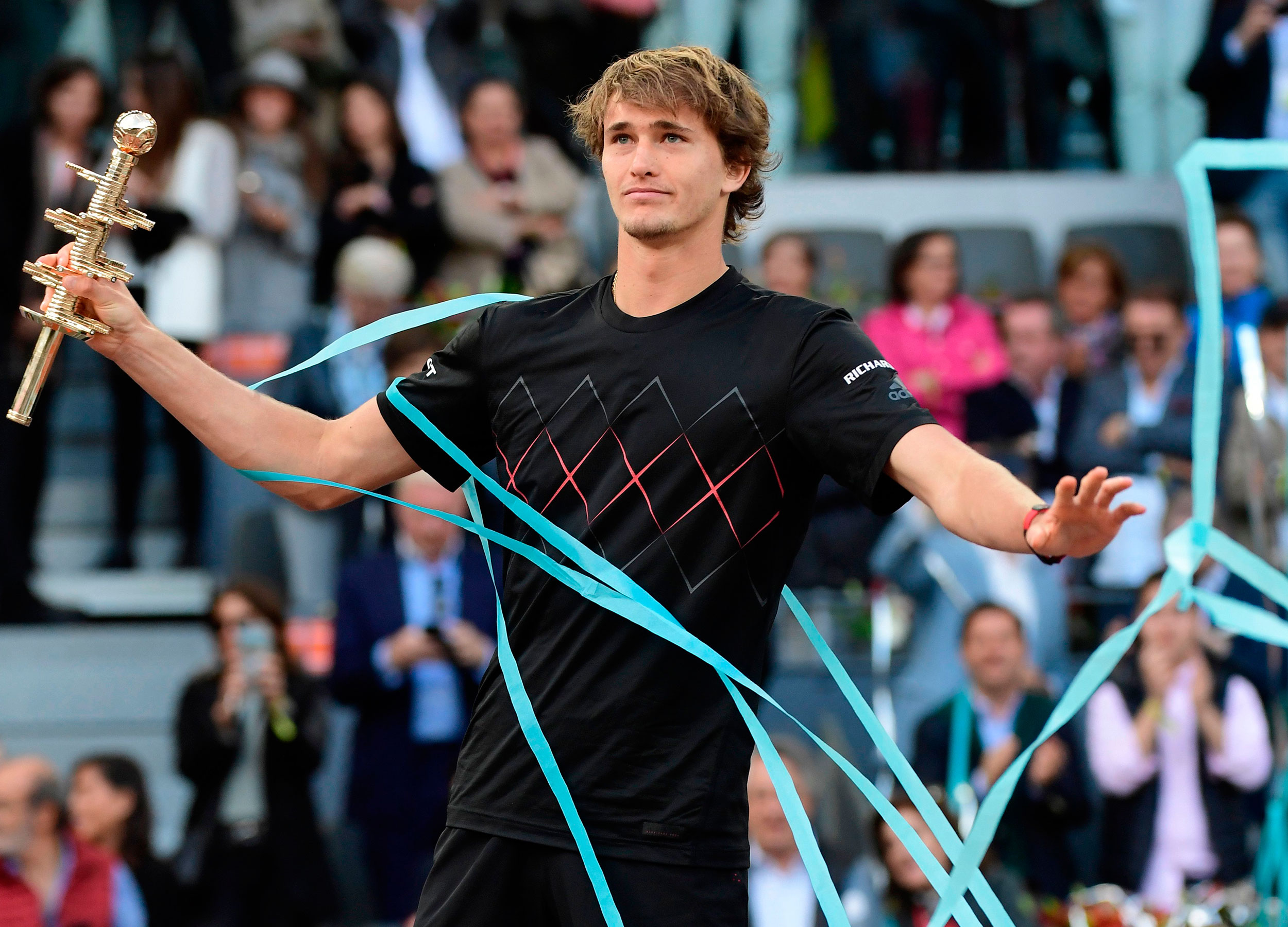 زفيريف خلال تتويجه بلقب دورة مدريد للتنس