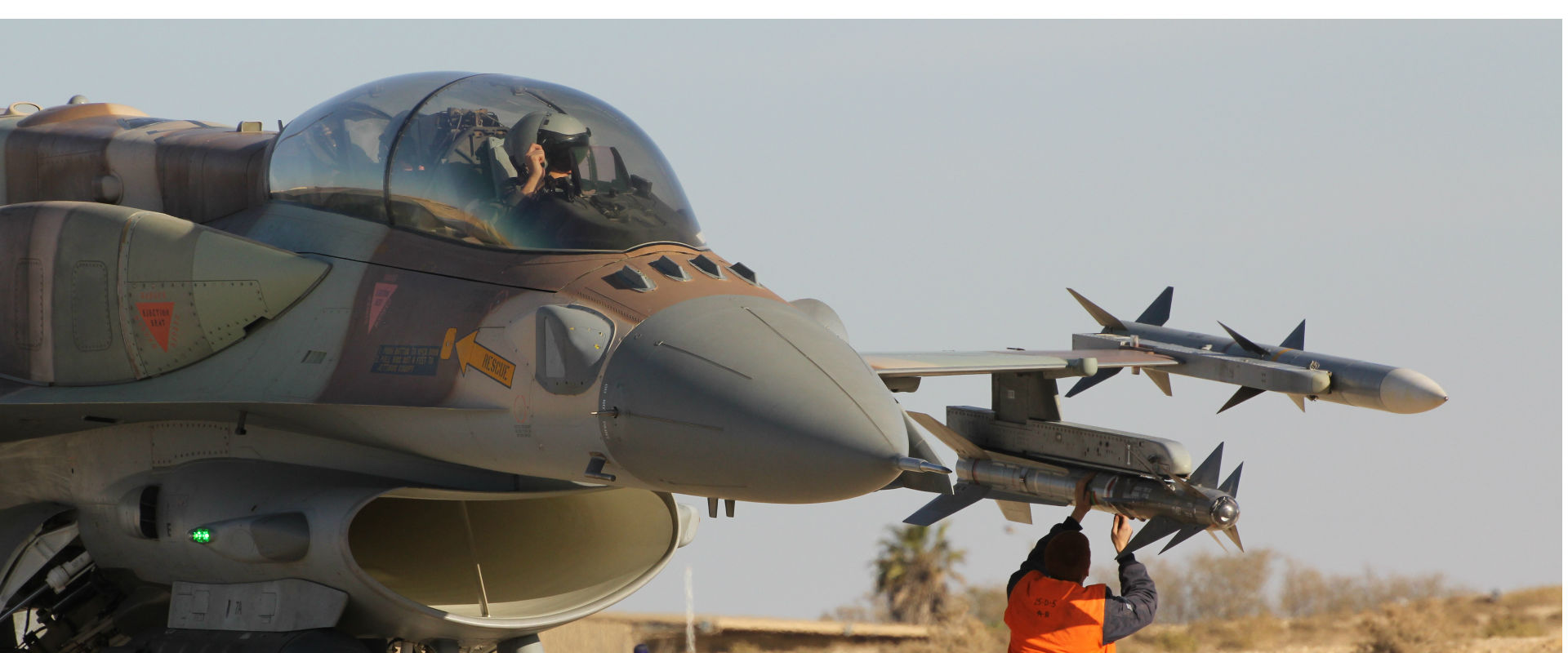 مقاتلة اسرائيلية تتجهز لشن غارات على اهداف في غزة