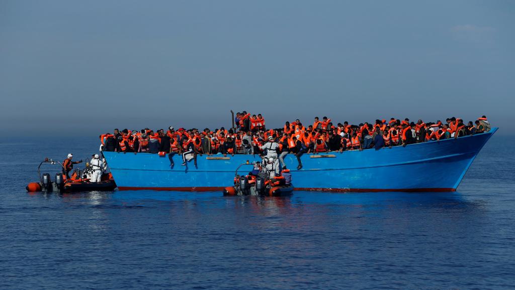 قارب يقل مهاجرين