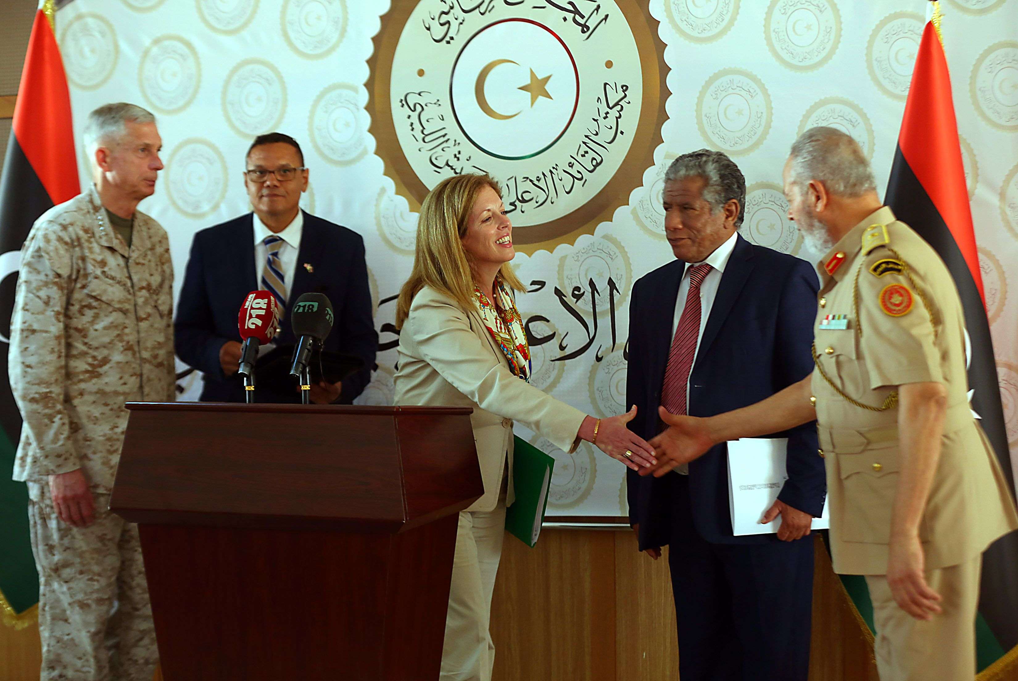 ممثلين عن أميركا مع ممثلين عن حكومة الوفاق الليبية