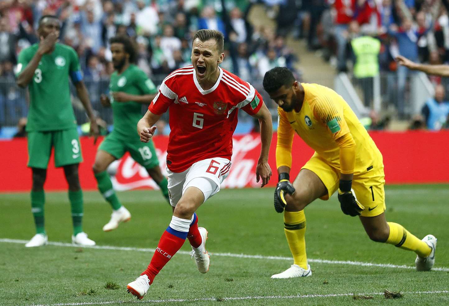 لاعب روسيا دينيس شيريشيف بعد أن سجل الهدف الثاني لفريقه خلال المجموعة