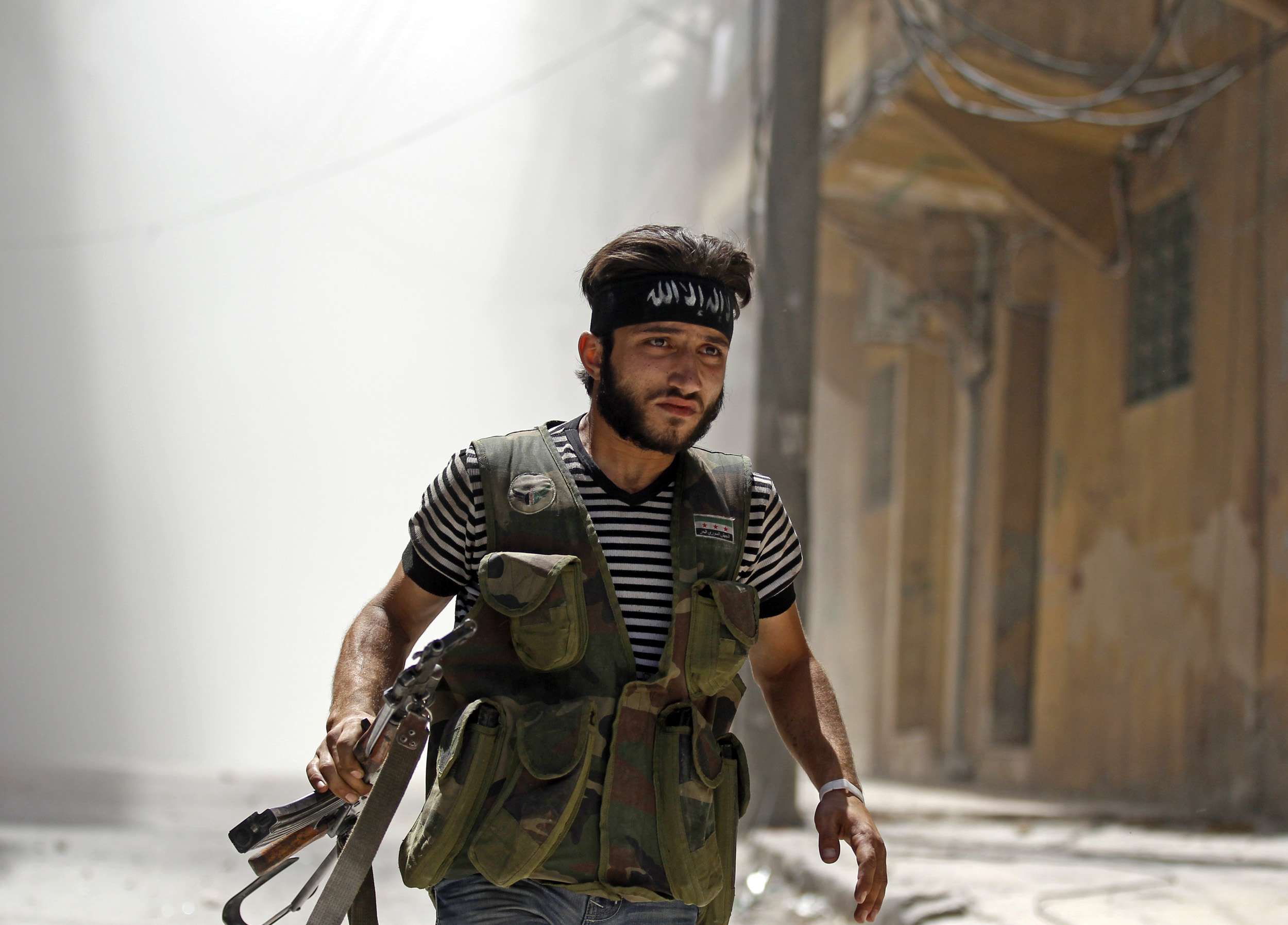 مقاتل من المعارضة