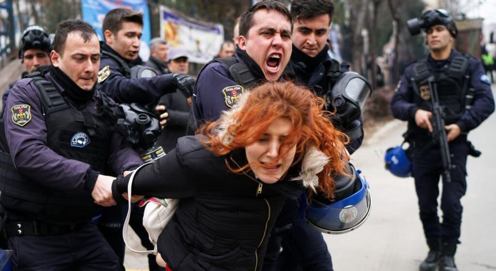 عناصر من شرطة اردوغان يمارسون قمعا بلا حدود