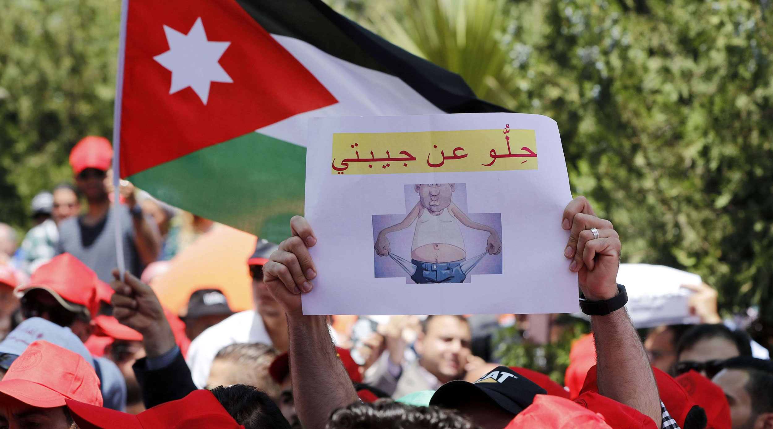 محتجون يسألون النقابات: هل ستقفون معنا مثلما وقفنا معكم