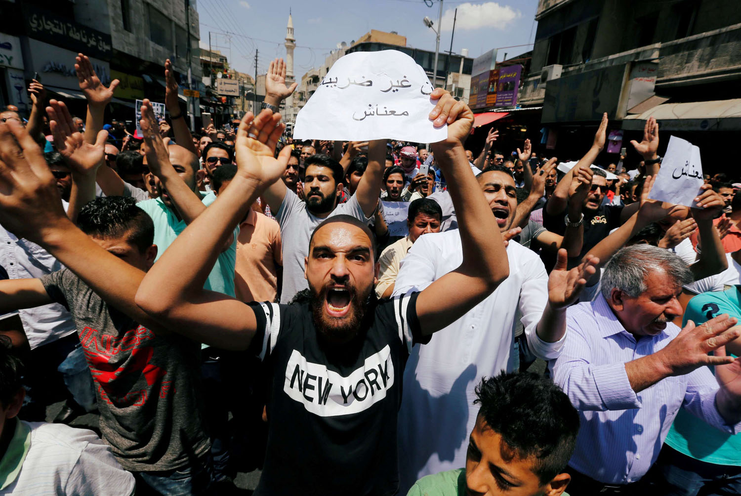 متظاهرون أردنيون ضد زيادة الضريبة في عمان