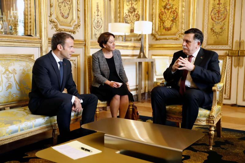 French President Emmanuel Macron (L) speaks with Libyan Prime Minister Fayez al-Sarraj (R) at the Elysee Palace in Paris, on May 29