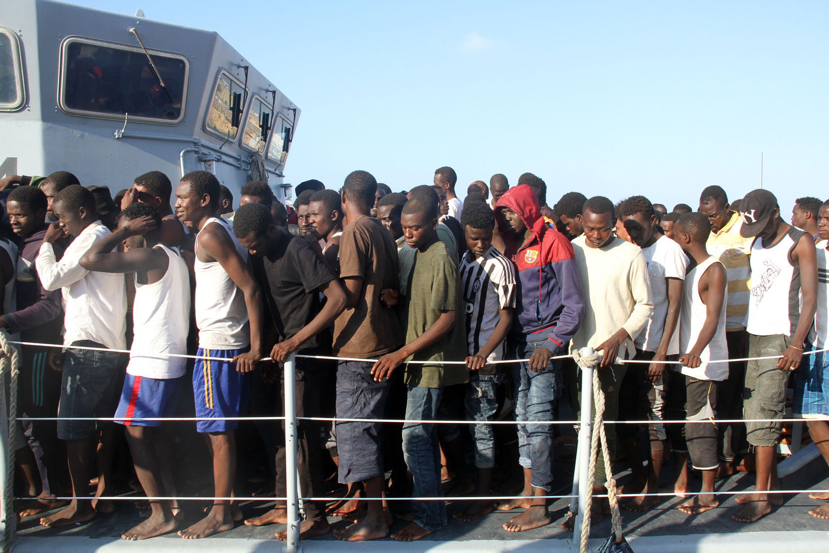 مهاجرون تم انقاذهم من الغرق قبالة السواحل الليبية والايطالية