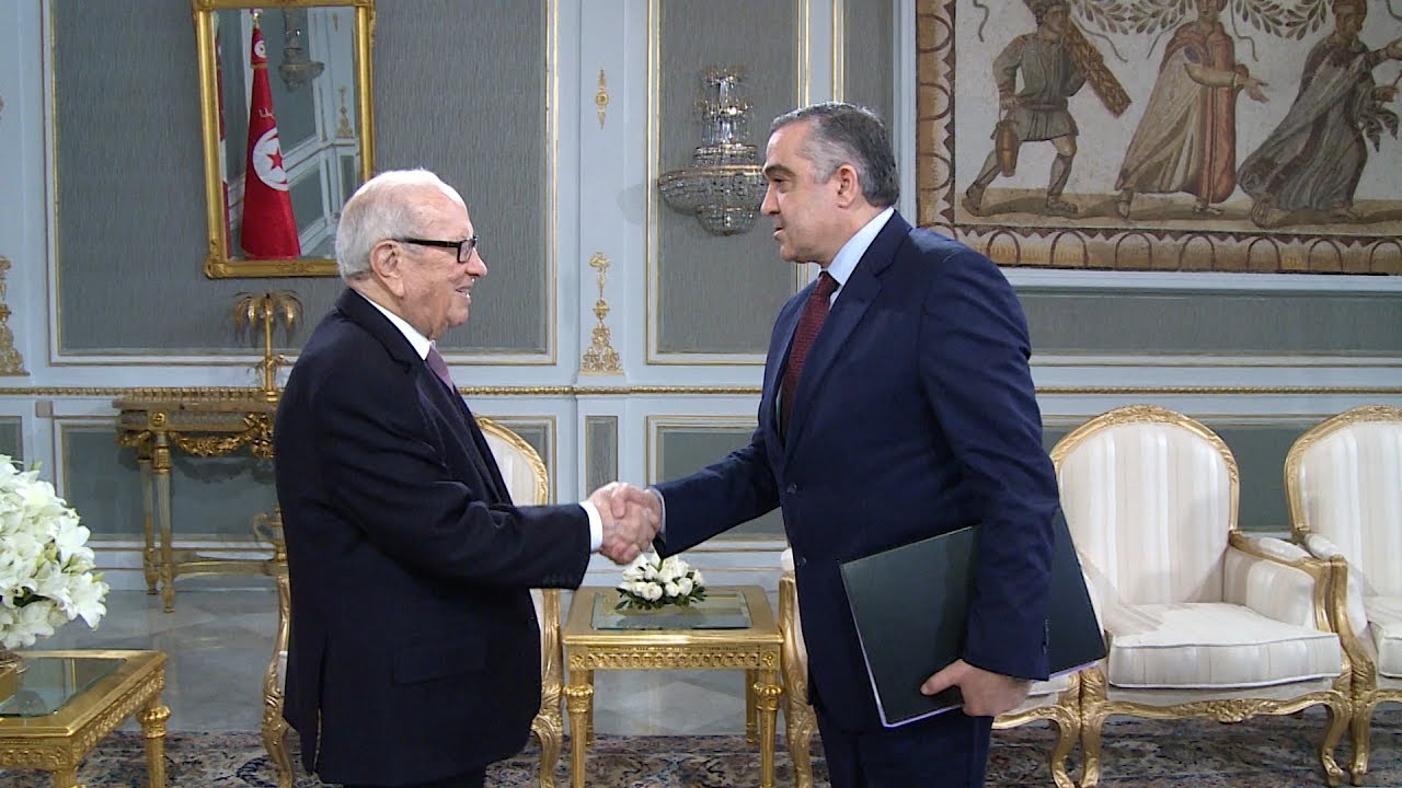 الرئيس التونسي الباجي قائد السبسي في لقاء سابق مع لطفي براهم قبل اقالته